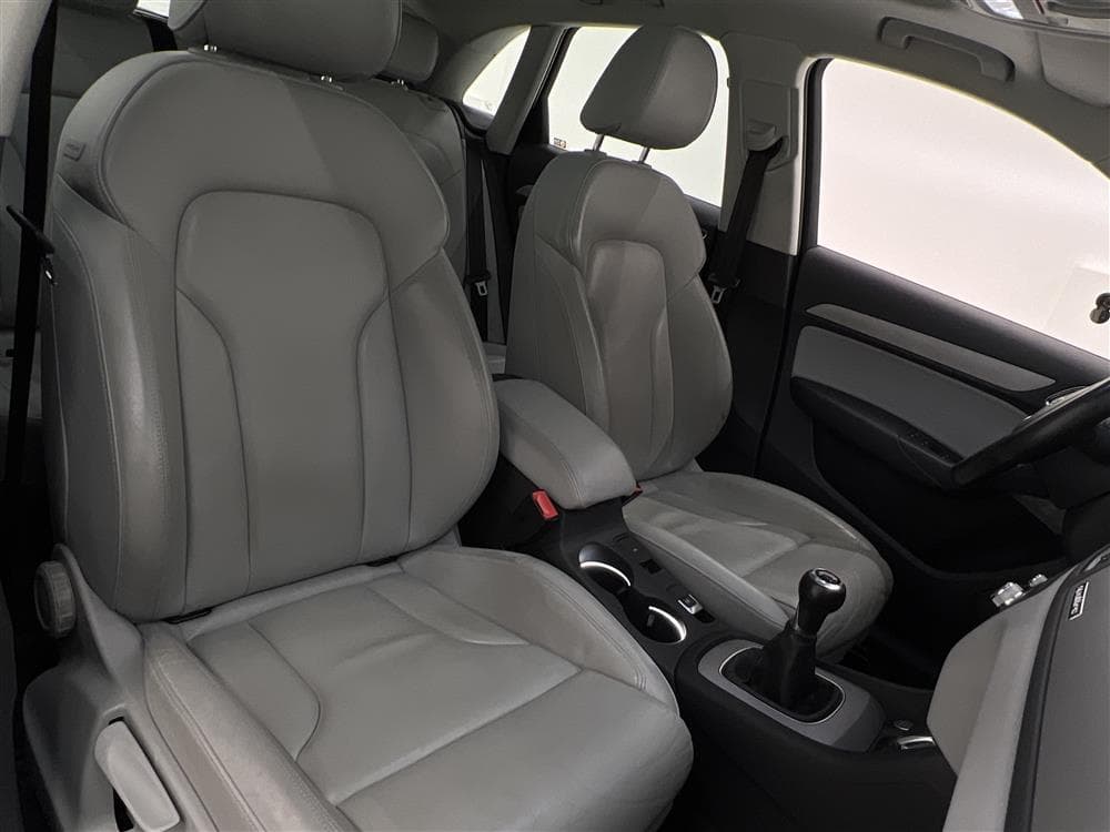 Audi Q3 2.0 TDI Quattro 140hk Pano Skinn Navi 0,57l/milinteriör