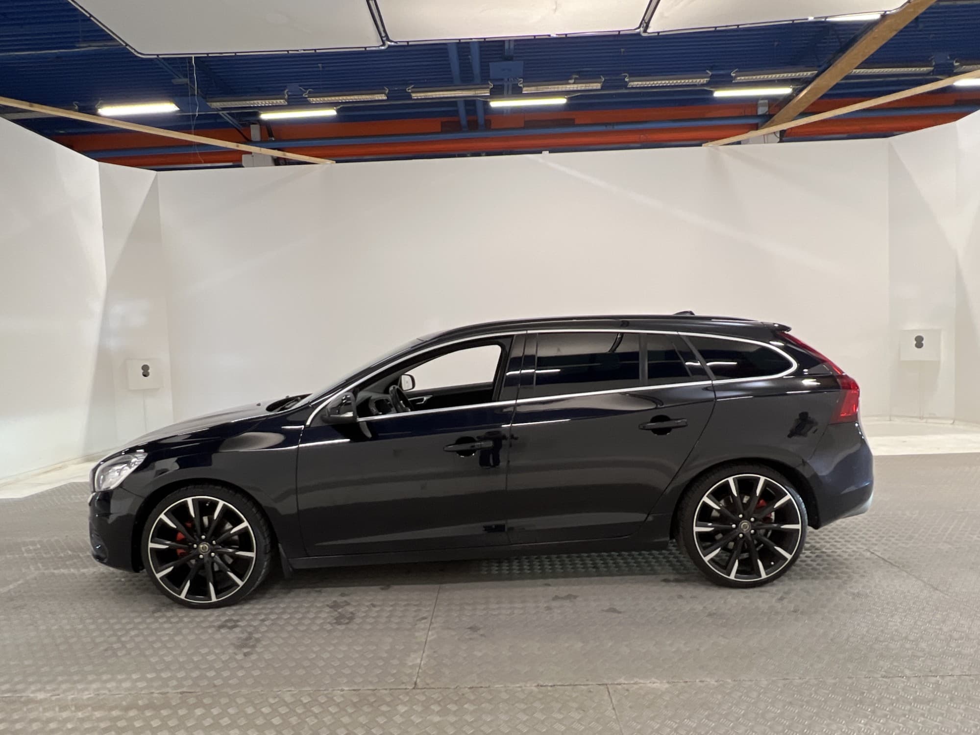 Volvo V60 T5 240hk R-Design Dragkrok P-sensor 20" 0,63L/mil