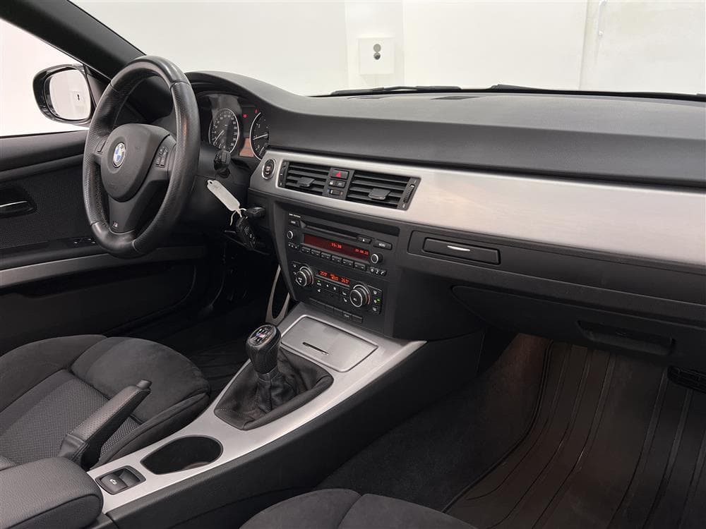 BMW 320i Cabriolet 170hk M-Sport 1-brukare Plåtcab 0,56l/milinteriör