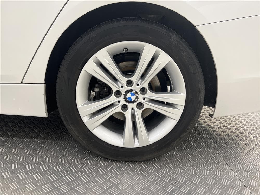 BMW 318d Touring 150hk PDC Hifi 0,39L/milinteriör