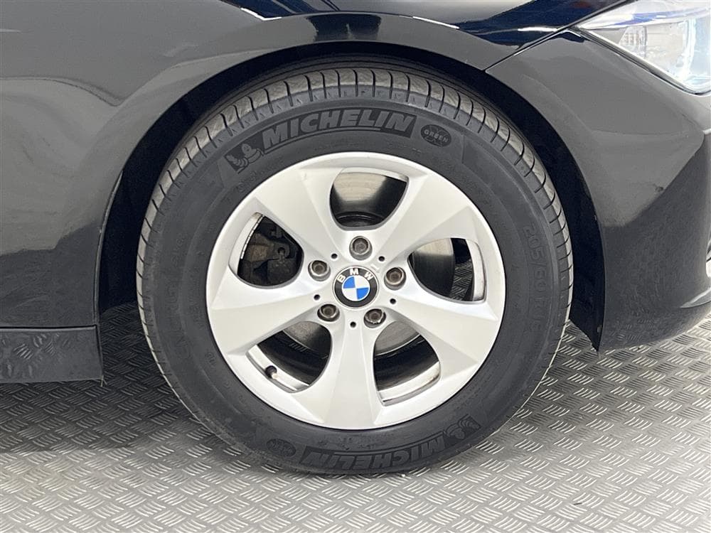 BMW 320 d xDrive Modern Line Motorvärmare Drag Keyless Skinninteriör