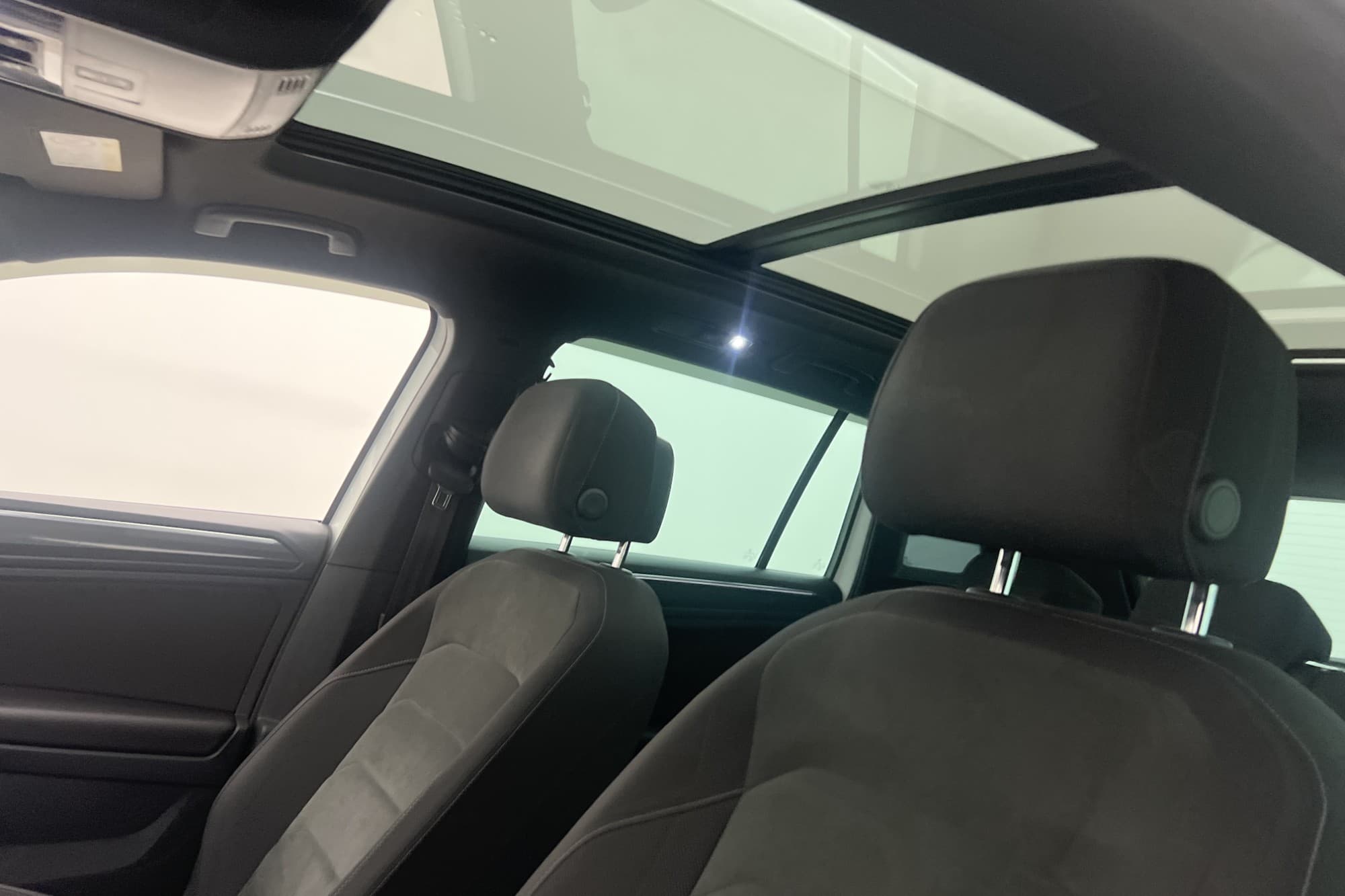 Volkswagen Tiguan  4M R Line Pano Dynaudio Värmare Cockpit