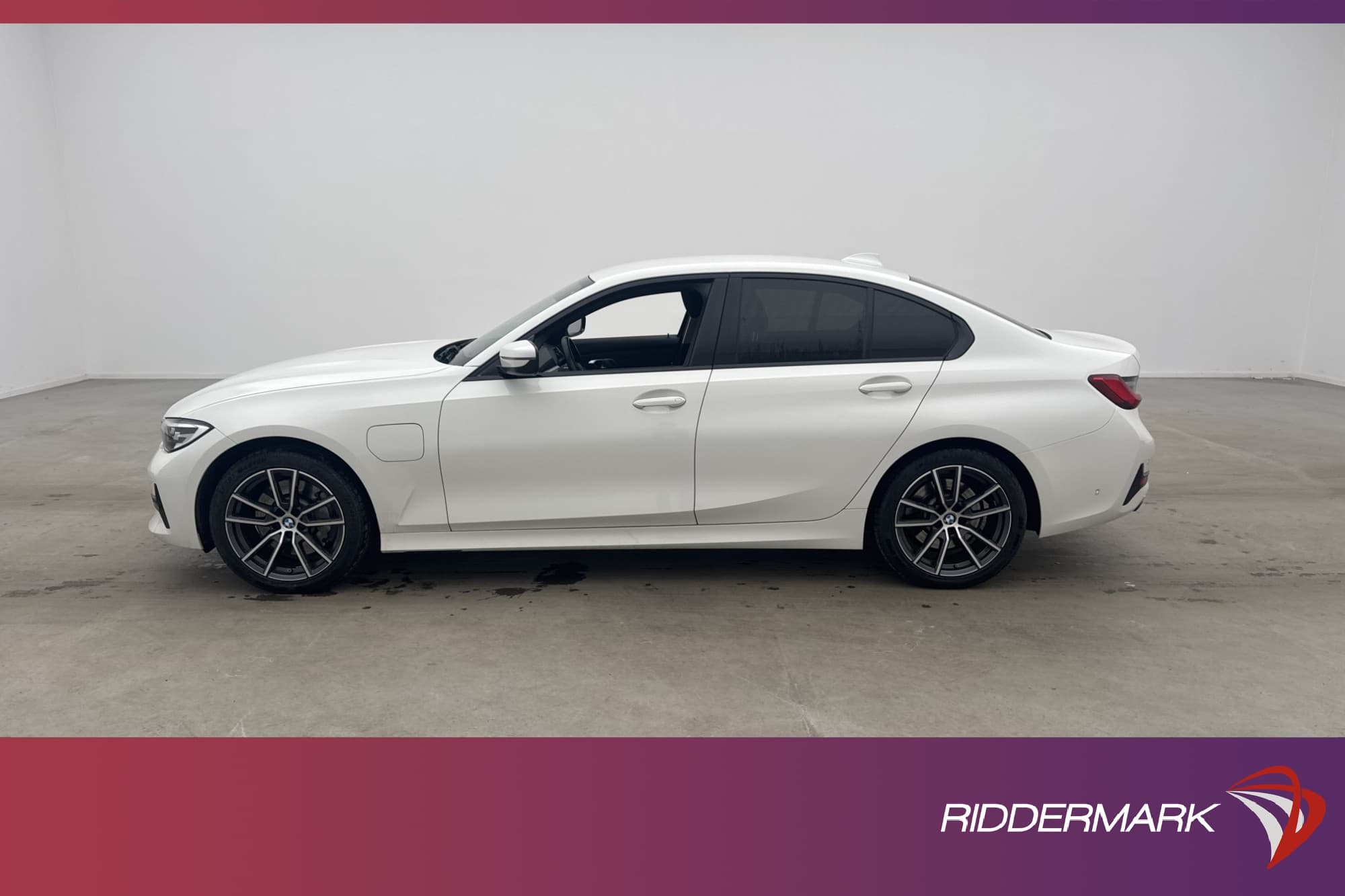 BMW 330e 292hk Sport line Navi HIFI Ambient Drag P-Sensorer