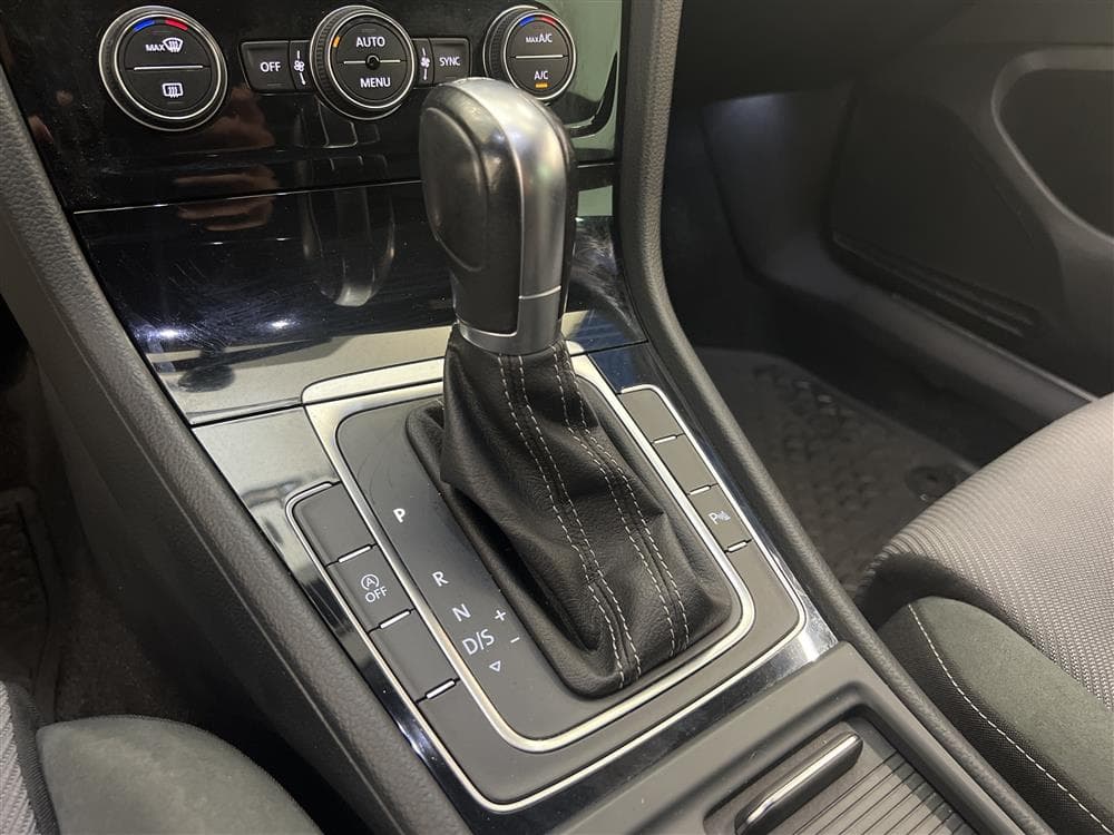 Volkswagen Golf 150hk Full R-Line Pluspaket Backkamera Draginteriör