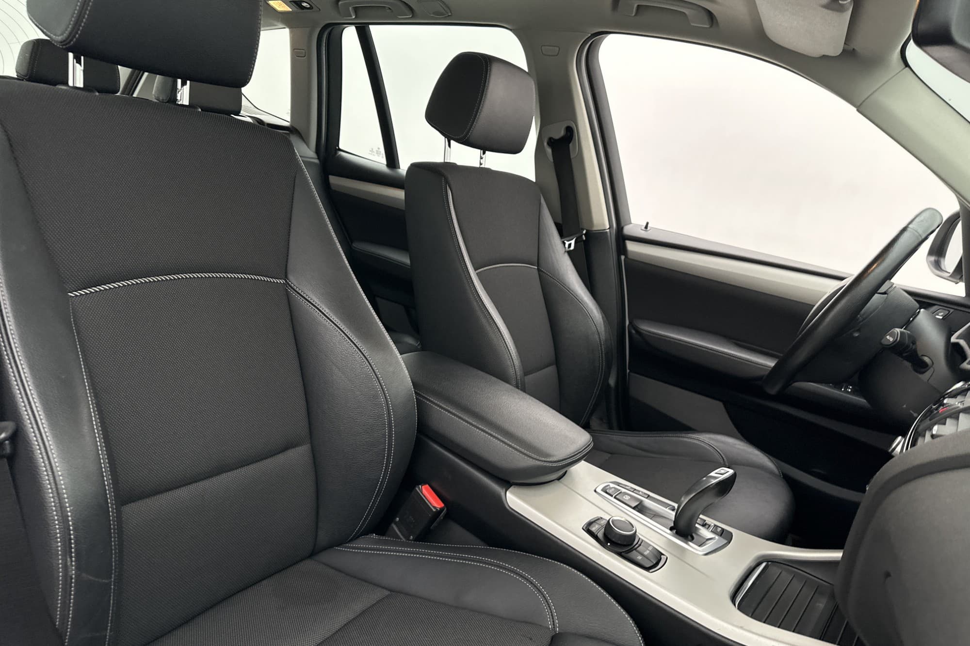 BMW X3 xDrive20d HiFi Sensorer Rattvärme Halvskinn Dragkrok