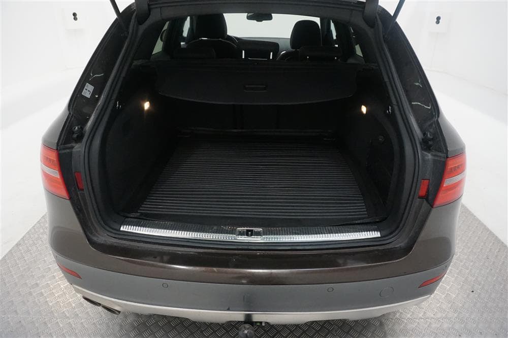 AUDI A4 Allroad Quattro / Dragkrok / P-sensorinteriör