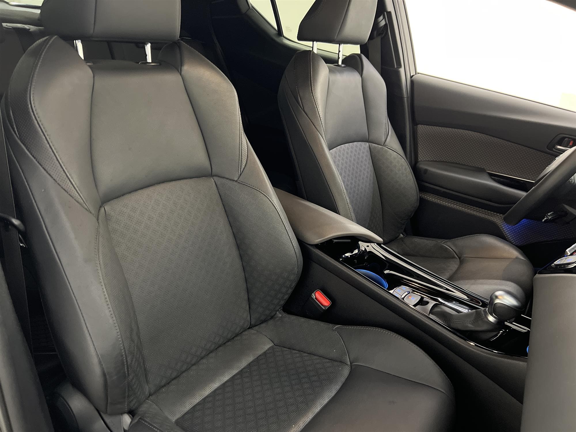Toyota C-HR Hybrid CVT 184hk Executive JBL Navi Skinn B-Kam