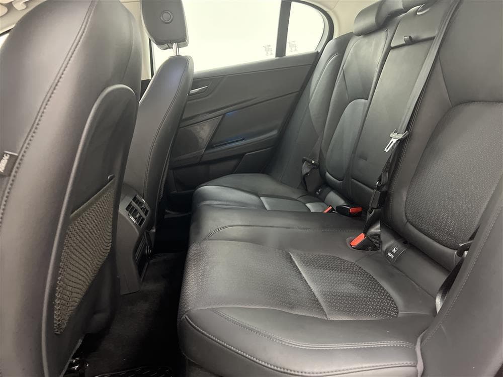 Jaguar XE 2.5T 240hk Navi B-kam Välservad Keyless 0,75l/milinteriör