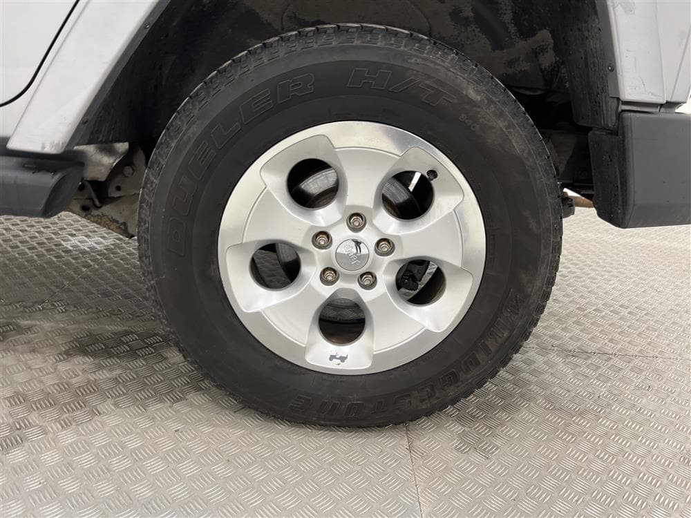 Jeep Wrangler 4WD Unlimited Sahara Edition Skinn Drag Naviinteriör
