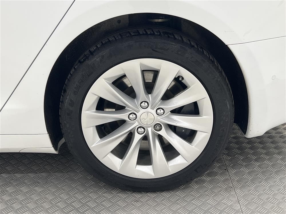 Tesla Model Standard Range AWD Luftfjädring AP Sv-såldinteriör