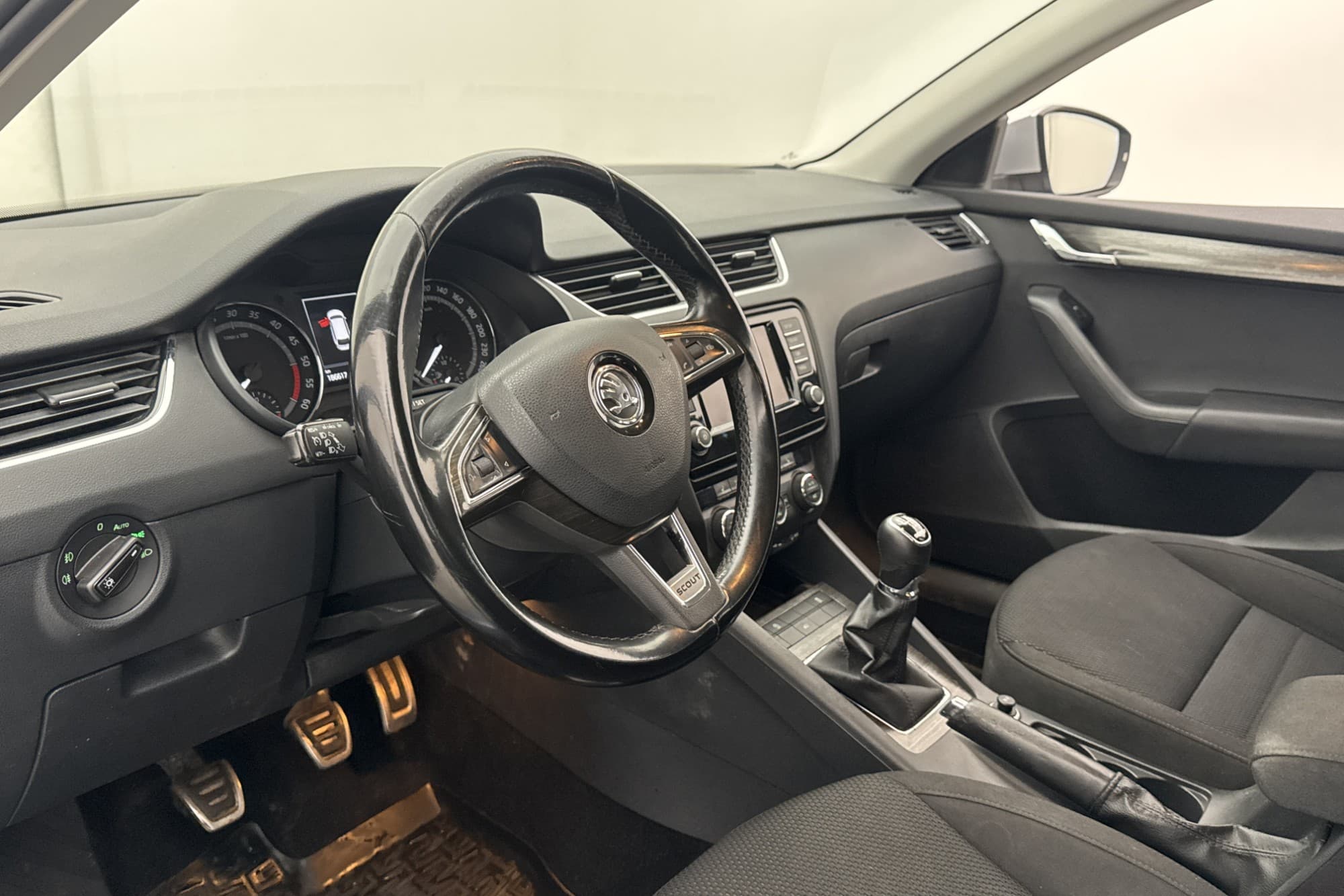 Skoda Octavia Scout TDI 4x4 150hk Värmare Dragkrok Sensorer 