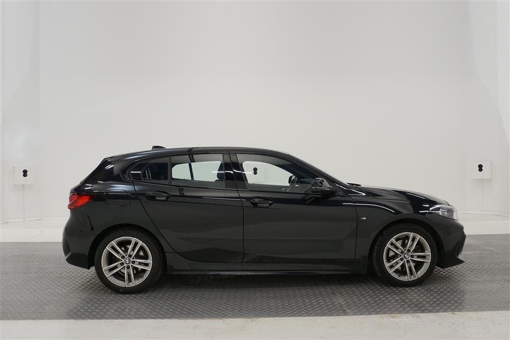 BMW 118d 150hk M-Sport Connected Driveexteriör