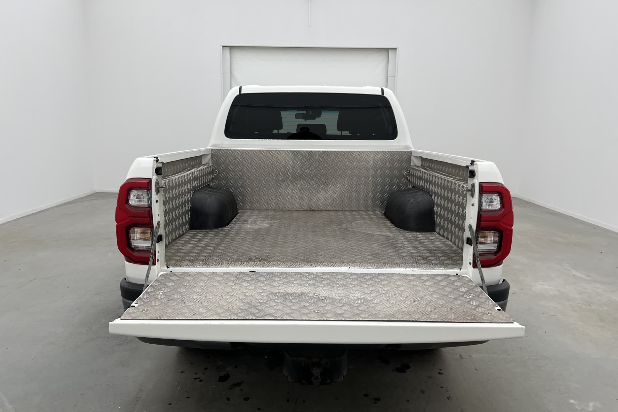 Toyota Hilux Invincible 2.8 4WD Moms M/K-Värm Diff JBL Skinn