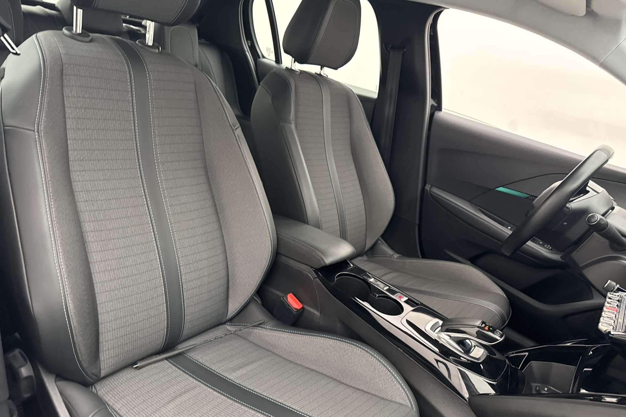 Peugeot e-208 136hk Allure Keyless Kolfiber CCS