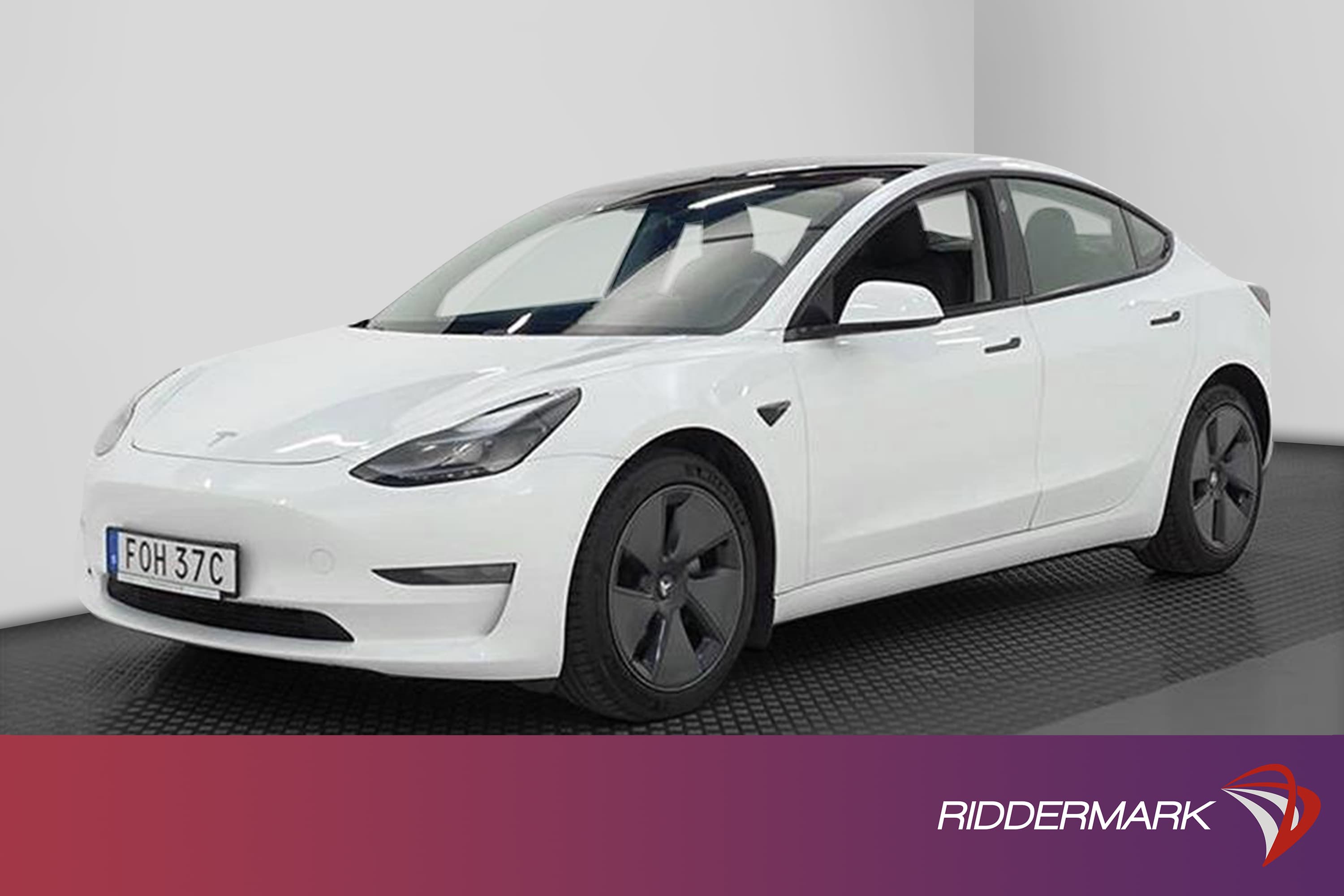 Tesla Model 3 Long Range AWD 440hk Svensksåld Premiumexteriör