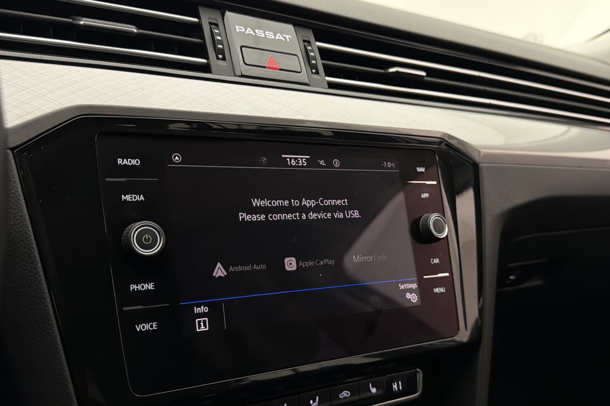 Volkswagen Passat 2.0 TDI Värmare Kamera CarPlay Drag MOMS