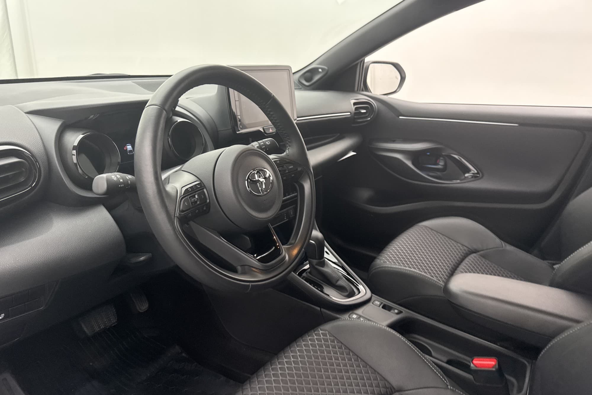 Toyota Yaris Hybrid 116hk Style JBL Kamera Navi Rattvärme