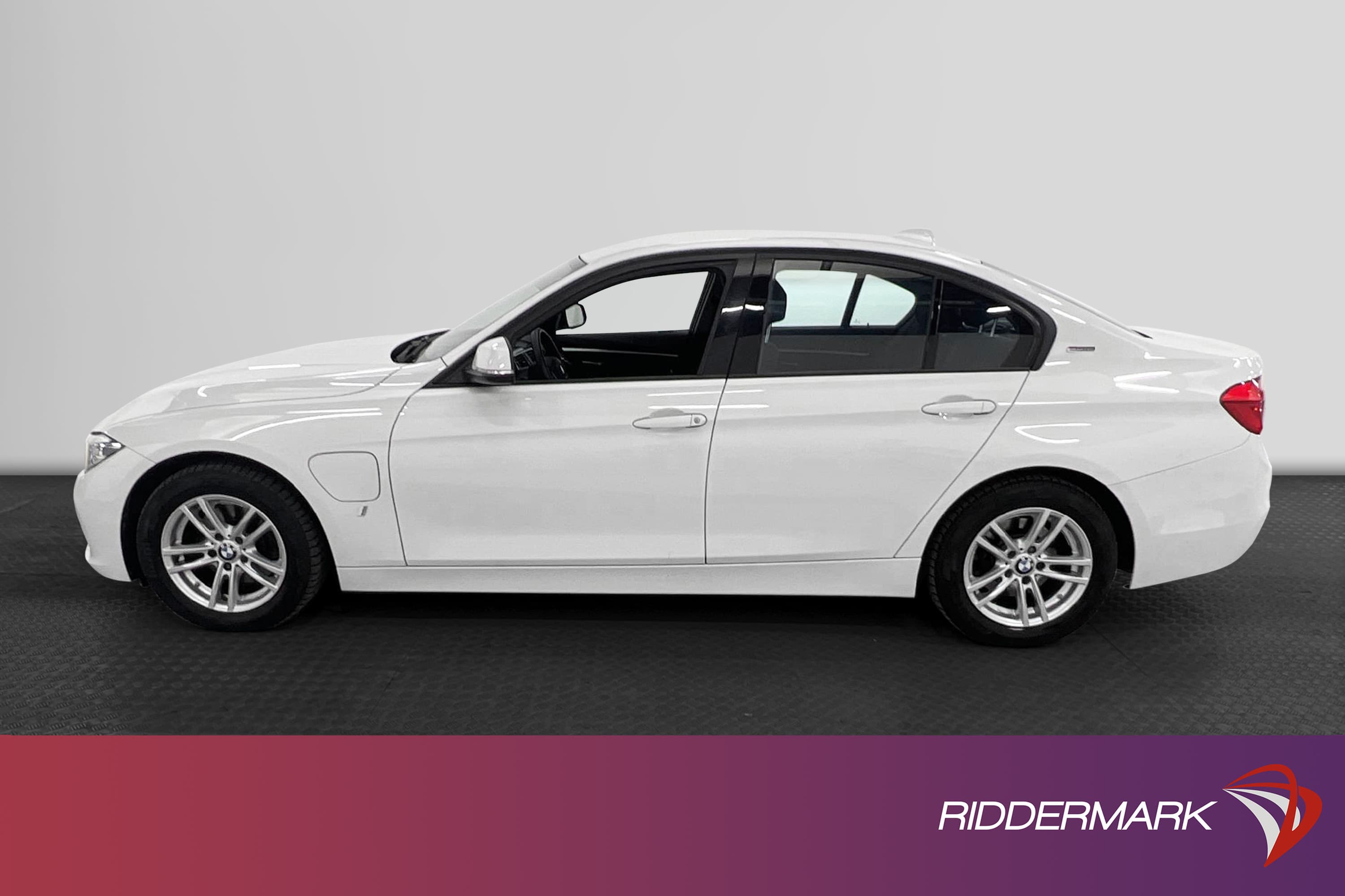 BMW 330e Sedan 252hk