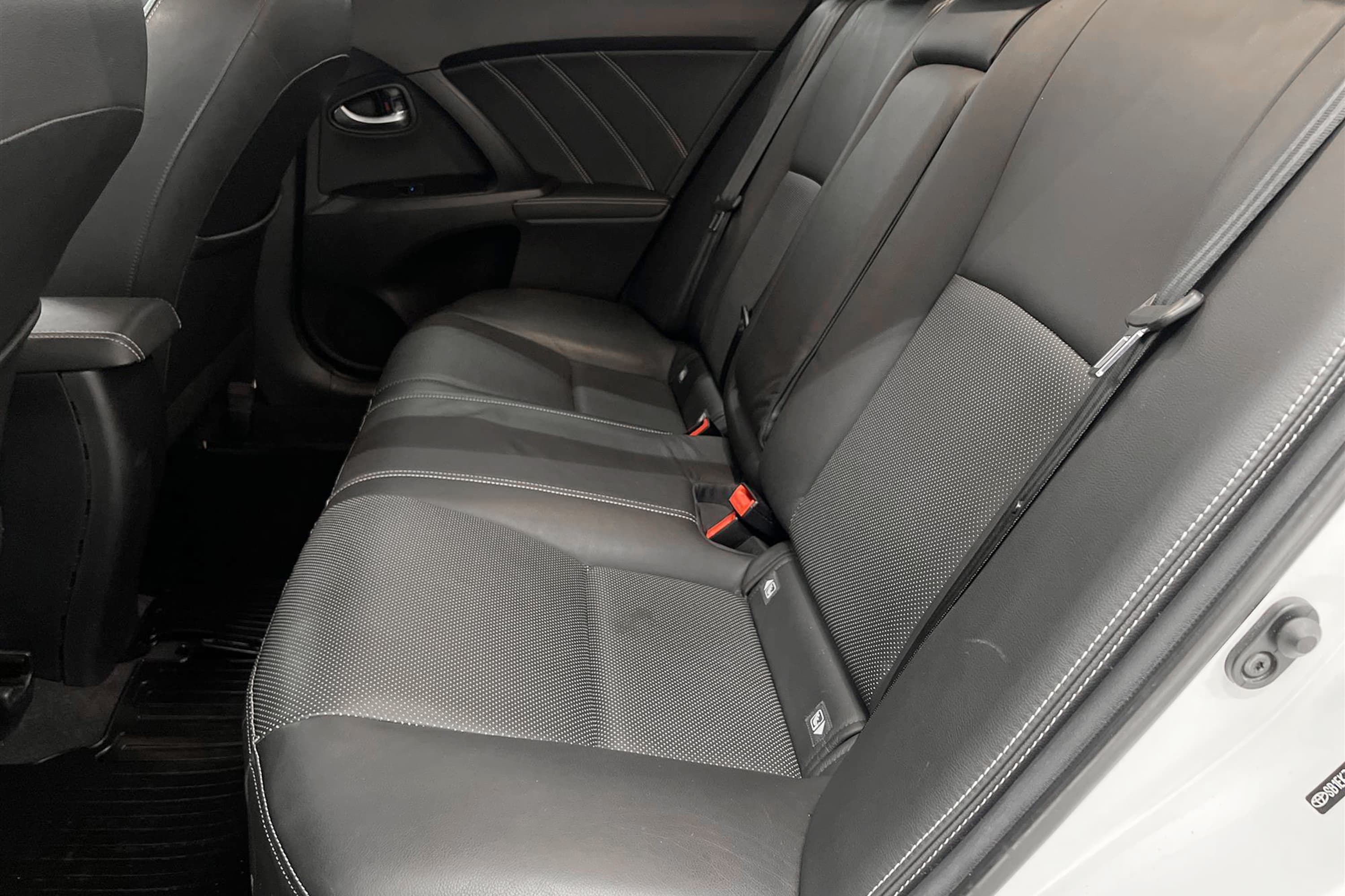 Toyota Avensis 2.0 152hk M&K-Värmare Navi Drag B-Kam Skinn 