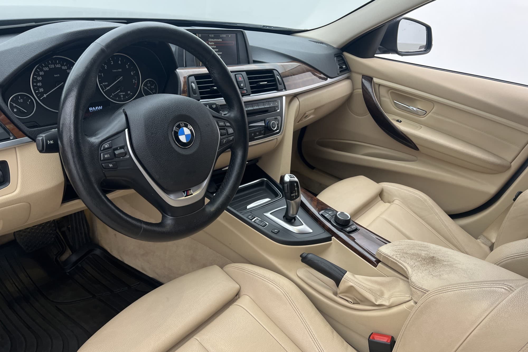 BMW 328 i Sedan 245hk Luxury Line Skinn Sensorer Rattvärme
