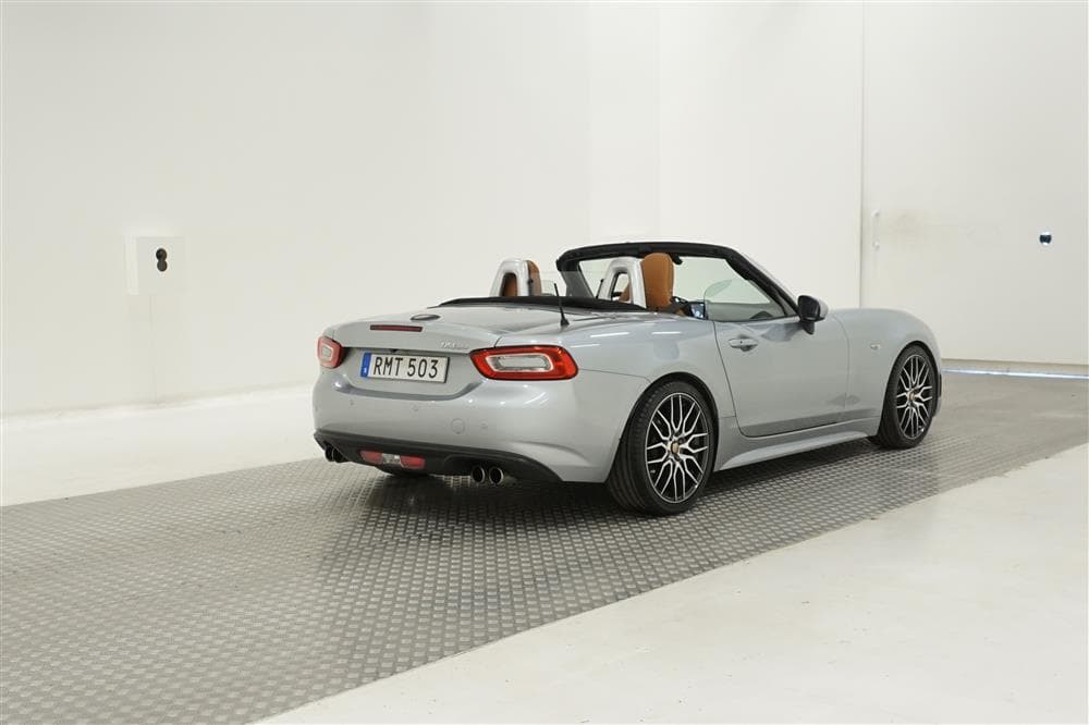 Fiat 124 Spider 1.4 "Abarth" Navi Skinn B-kameraexteriör