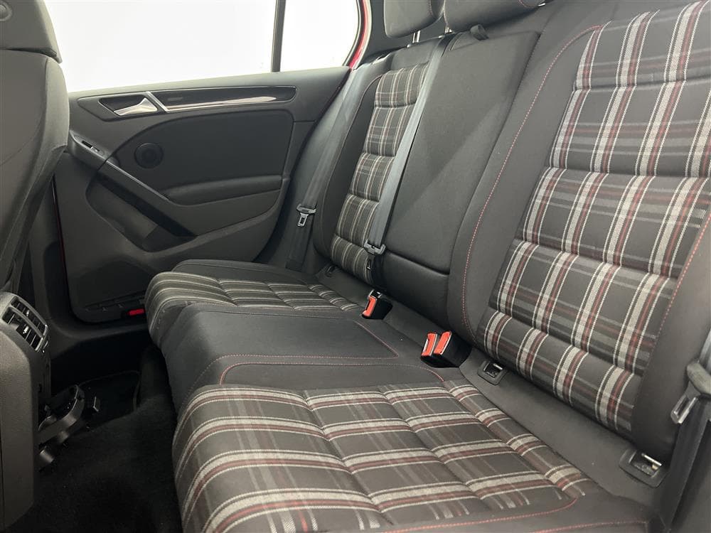 Volkswagen Golf GTI 211hk Välservad Nybesiktigad 0,74l/milinteriör