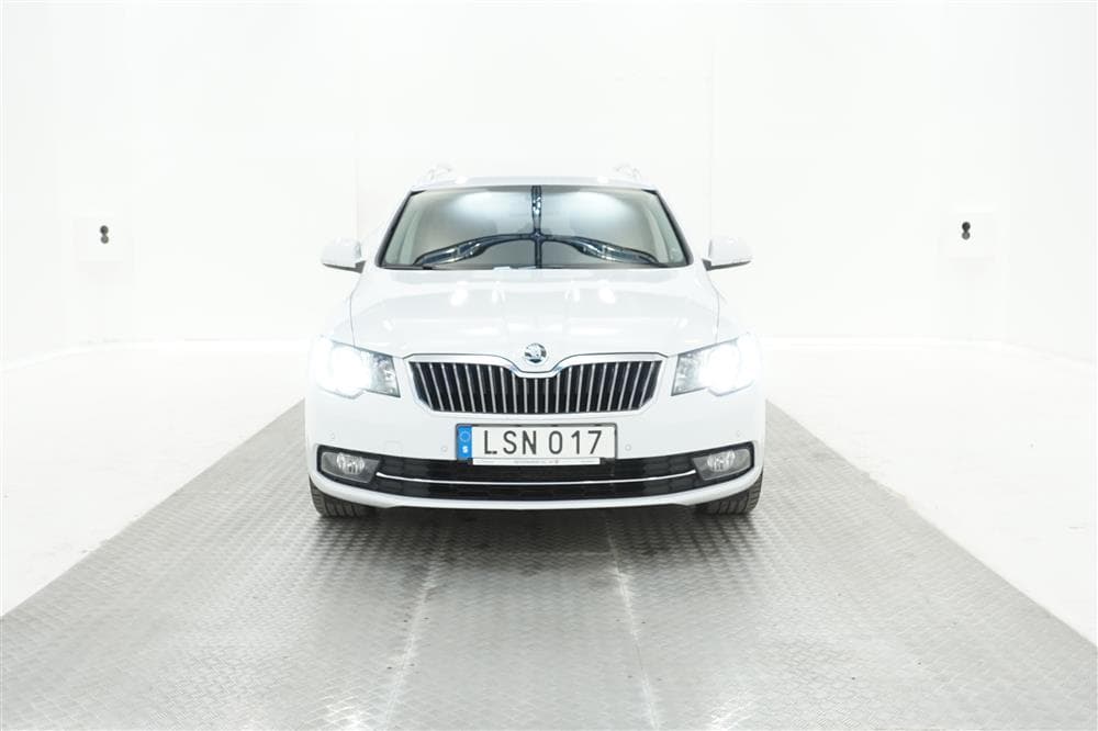 Skoda Superb 2.0 TDI 170hk Värmare Navi Drag 0,54l/milexteriör