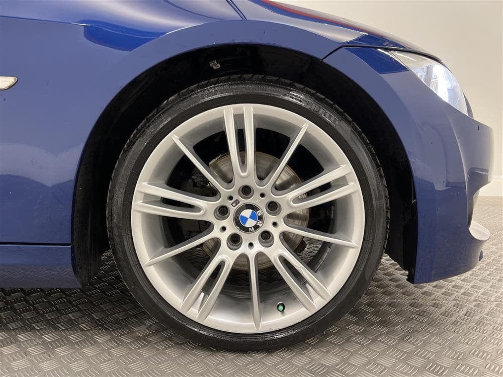 BMW 320i Cabriolet 170hk M-Sport 1-brukare Plåtcab 0,56l/milinteriör