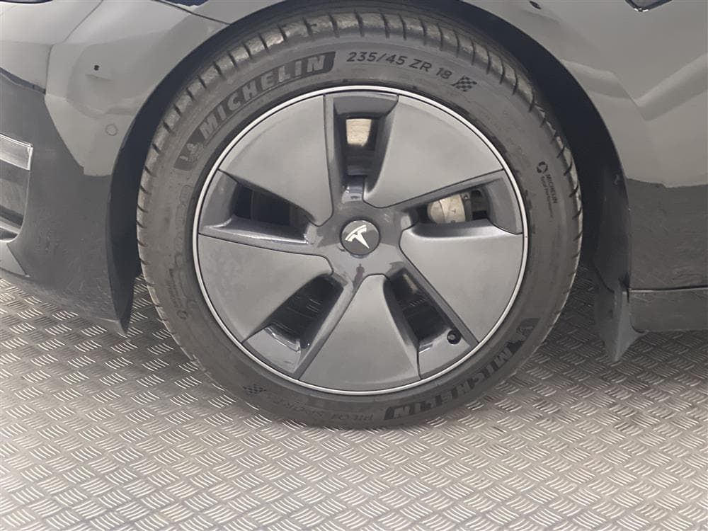 Tesla Model 3 Long Range AWD 440hk Svensksåld Premiuminteriör