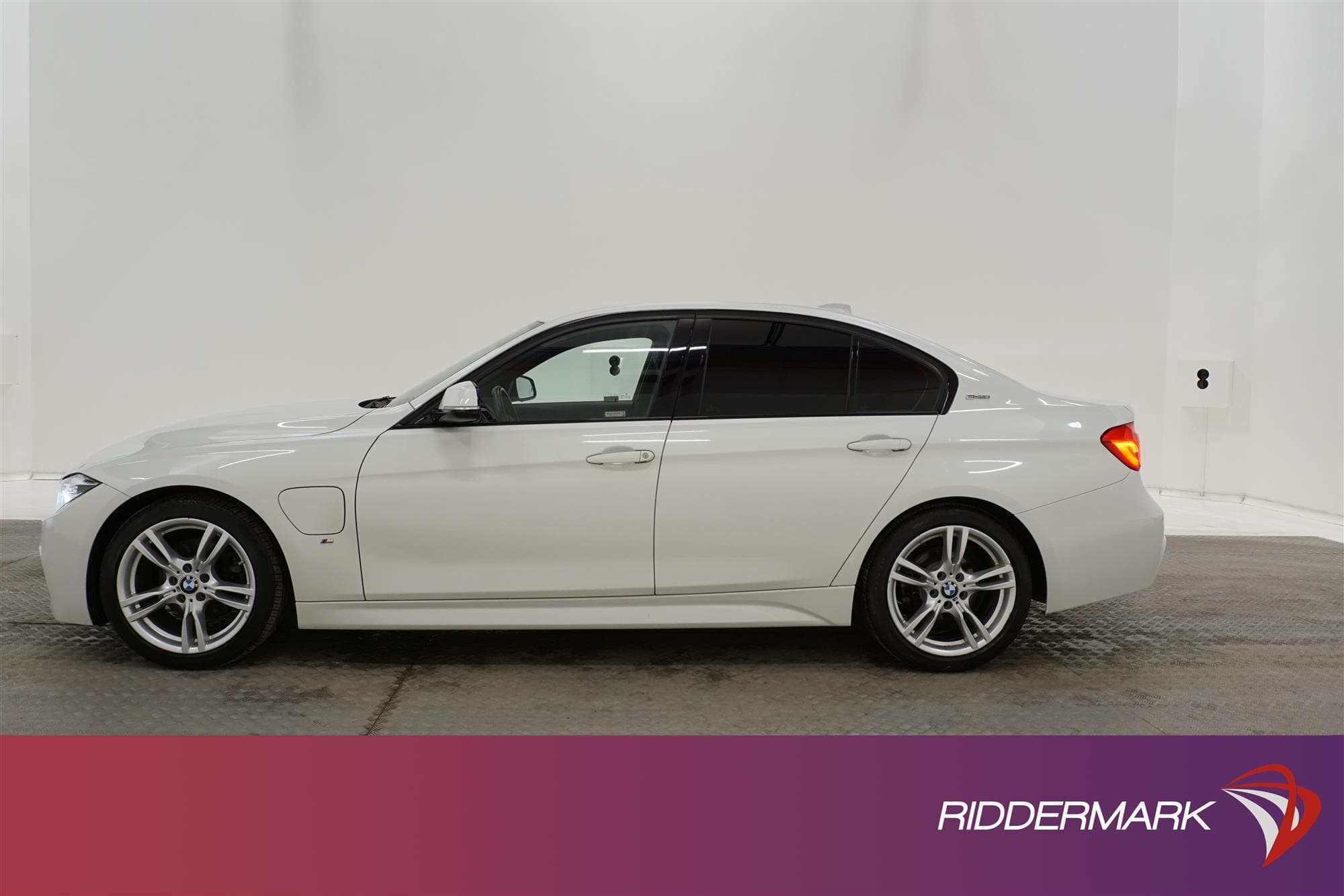 BMW 330e Sedan 252hk