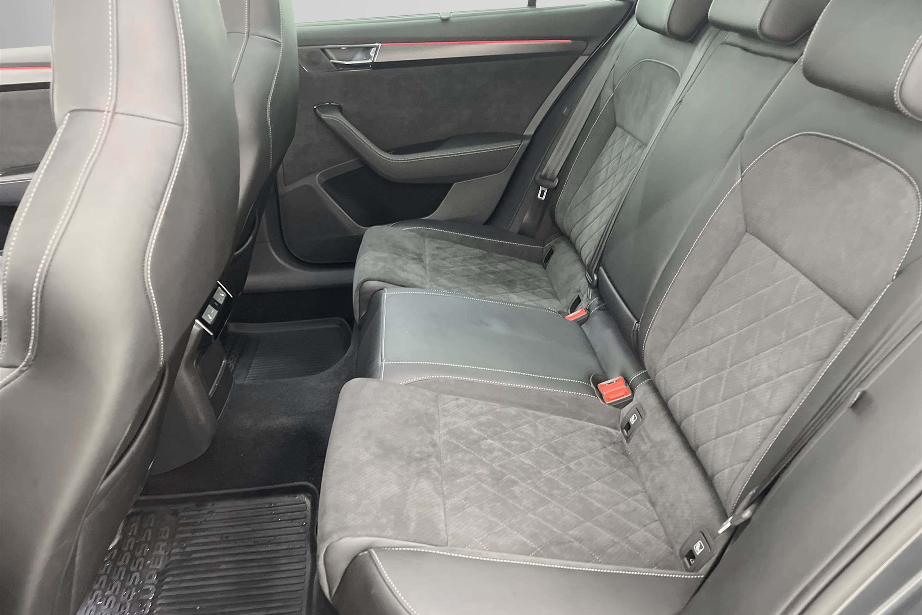 Skoda Superb 2.0 TSI Kombi 4x4 272hk Sportline Se Utrustning