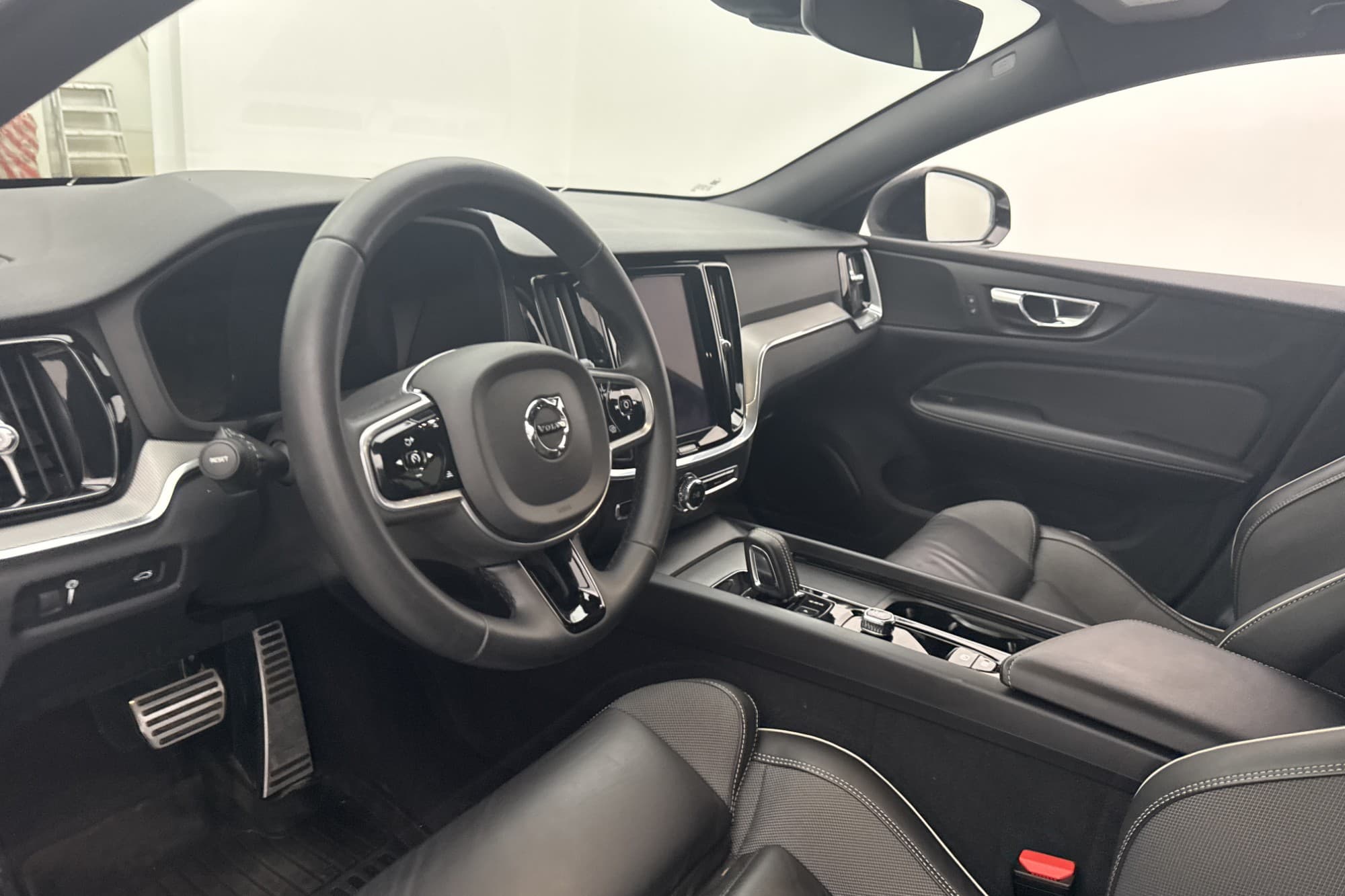 Volvo V60 B4 197hk R-Design VOC D-Värm Kamera CarPlay Drag