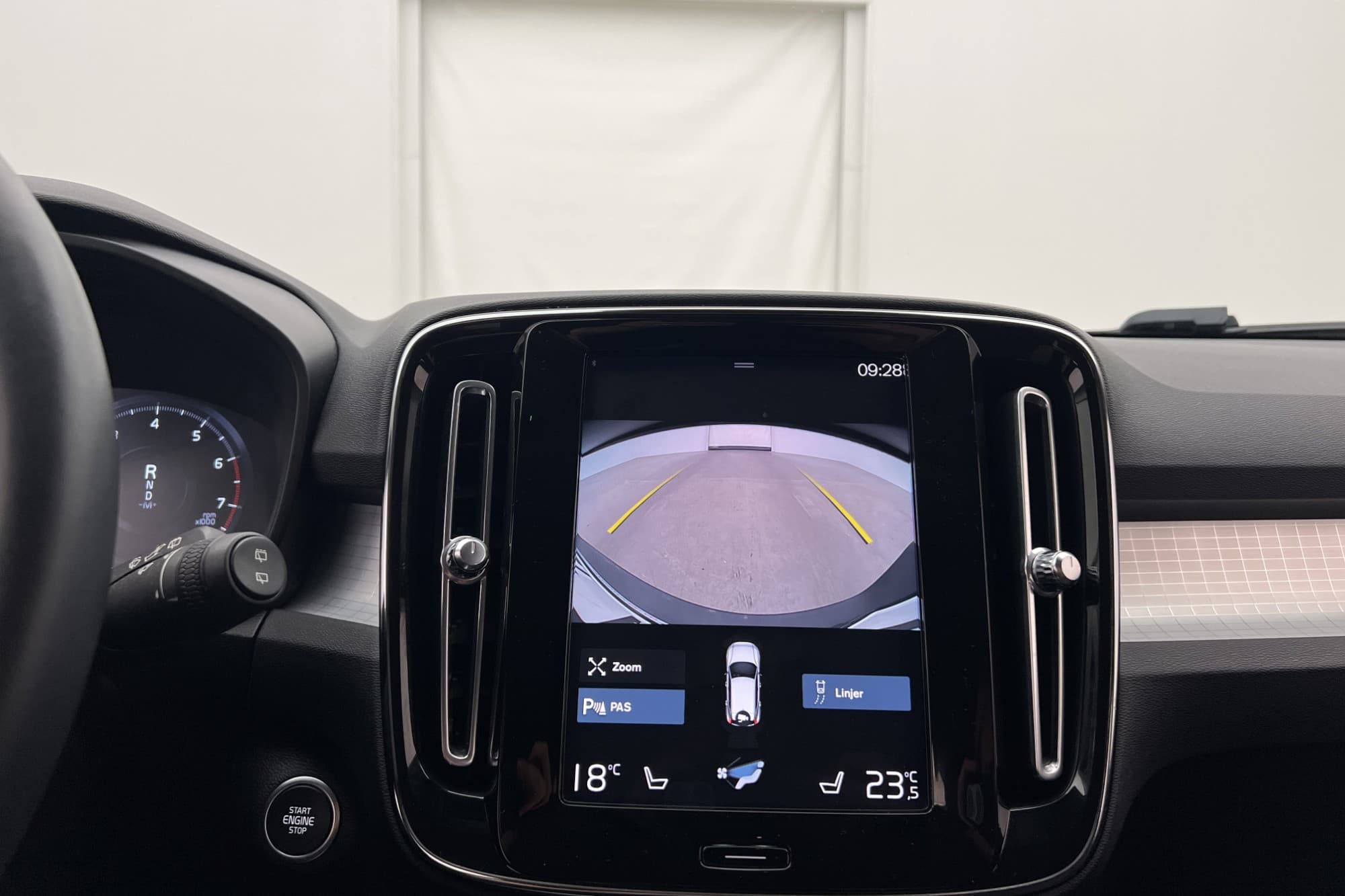 Volvo XC40 T2 129hk Momentum Kamera P-Värmare VOC CarPlay