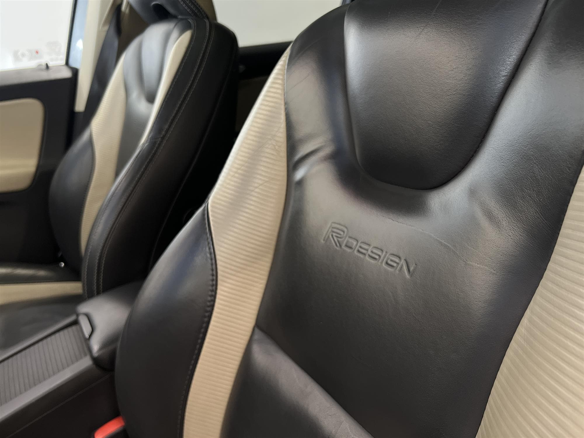 Volvo XC60 D4 AWD 163hk R Design Voc D-Värm Pano Navi BLIS