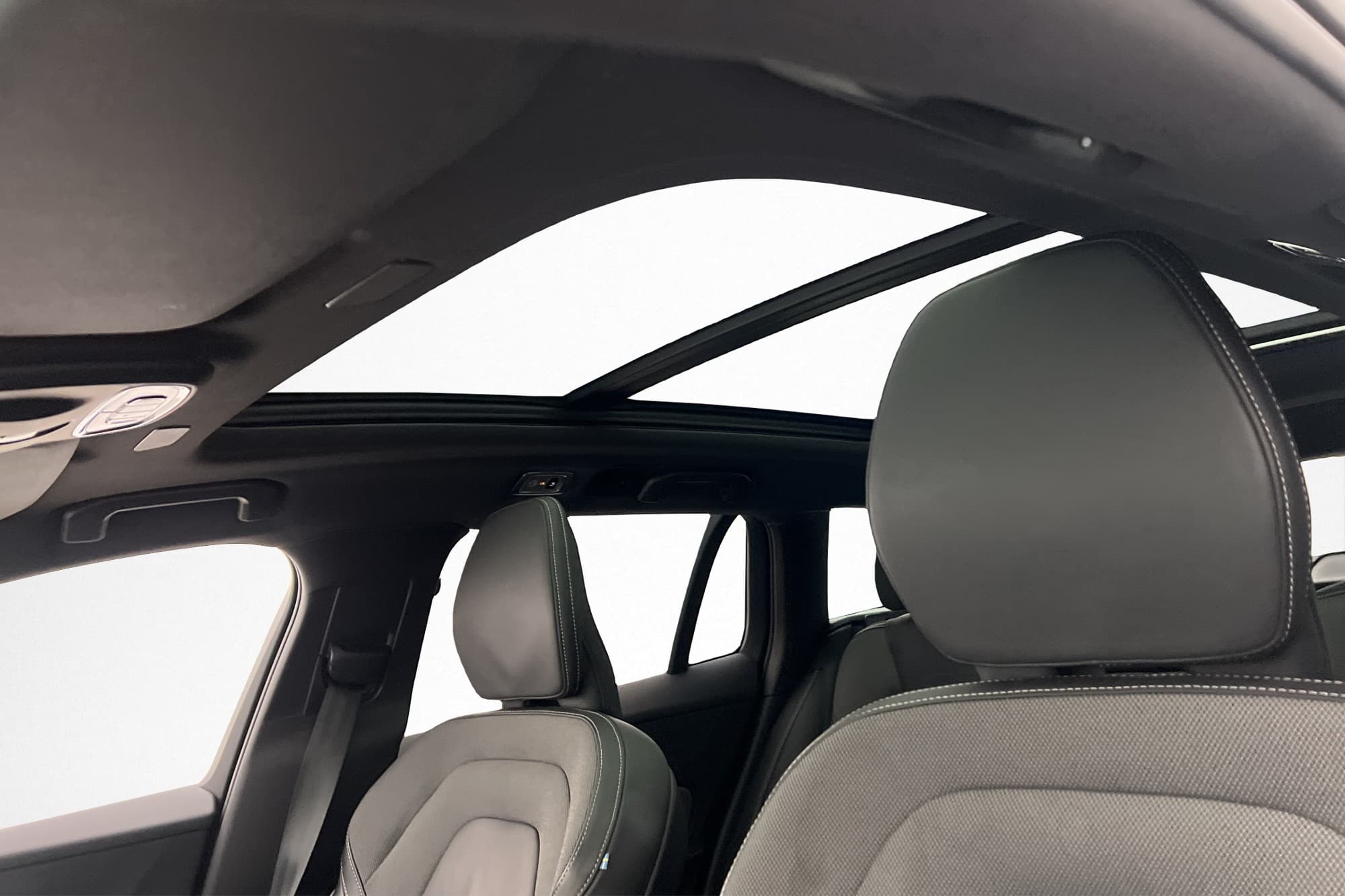 Volvo V60 Recharge T8 AWD 456hk R-Design Pano B&W Drag Värm