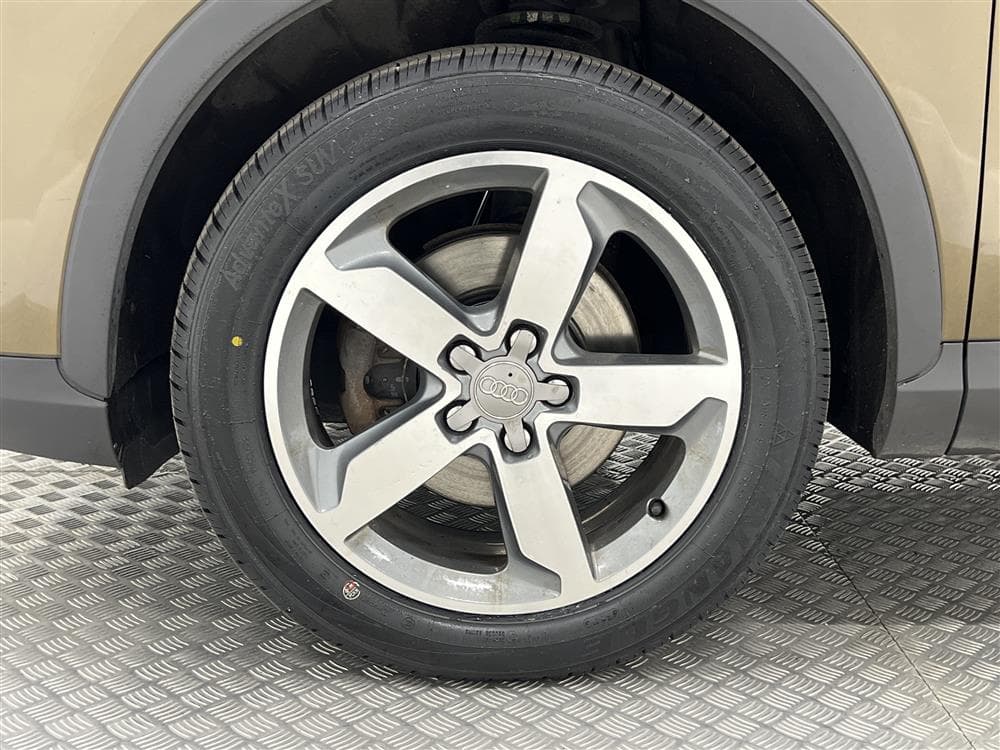 Audi Q3 2.0 TDI Quattro 140hk Pano Skinn Navi 0,57l/milinteriör