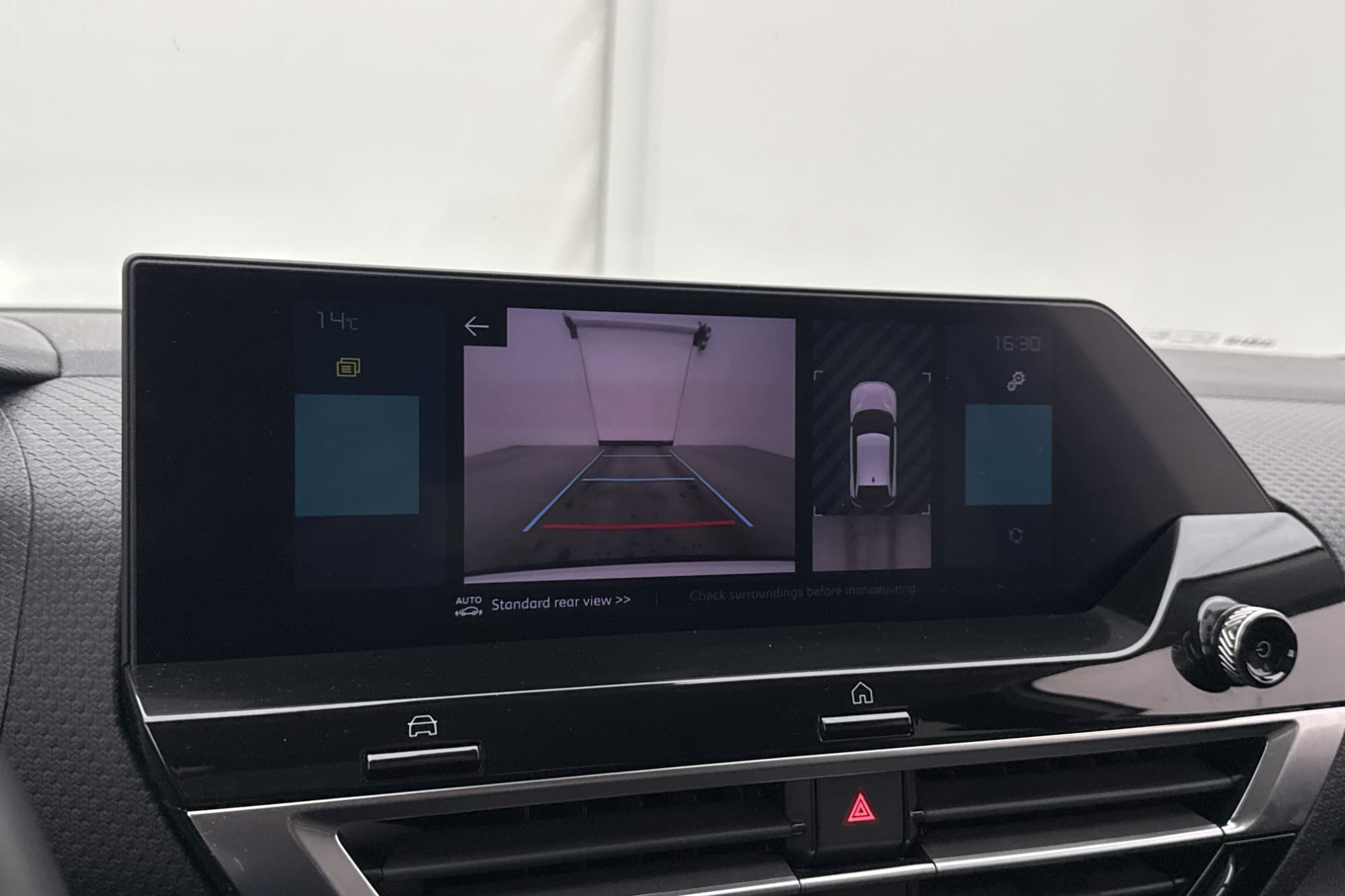 Citroën e-C4 136hk Shine Värmare HUD Kamera Rattvärm CarPlay