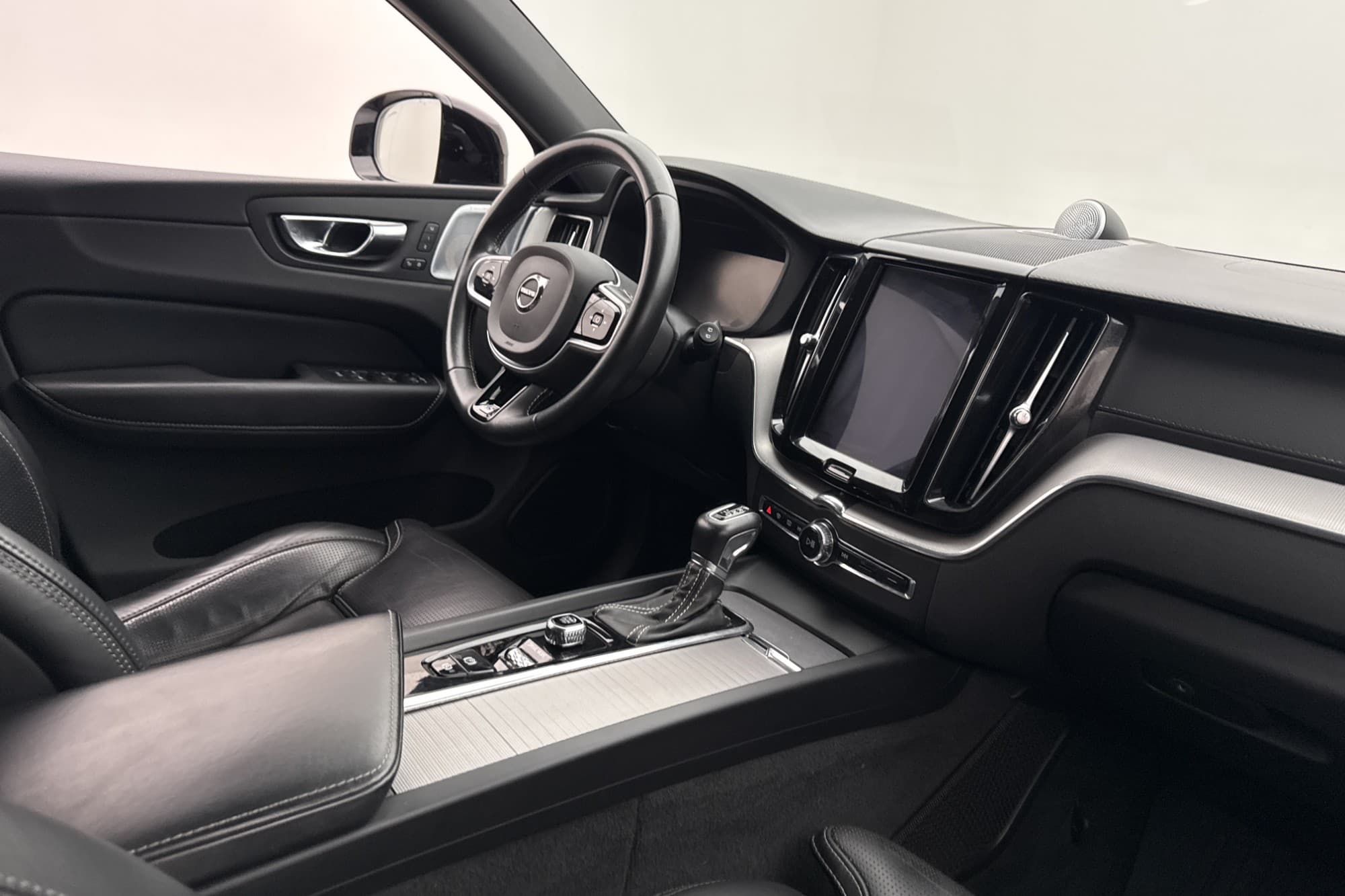 Volvo XC60 T5 AWD 250hk R-Design VOC Värm Navi 360° B&W HUD