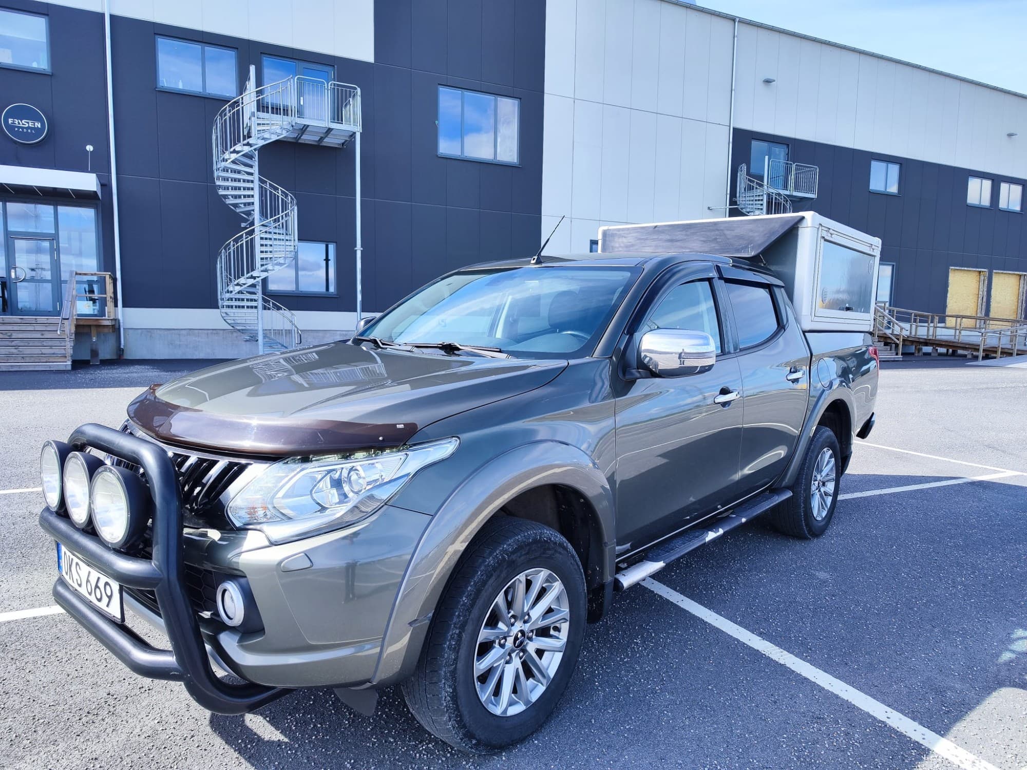 Mitsubishi L200 2.4 4WD 181hk Dragkrok Skinn Diff Hundkåpa