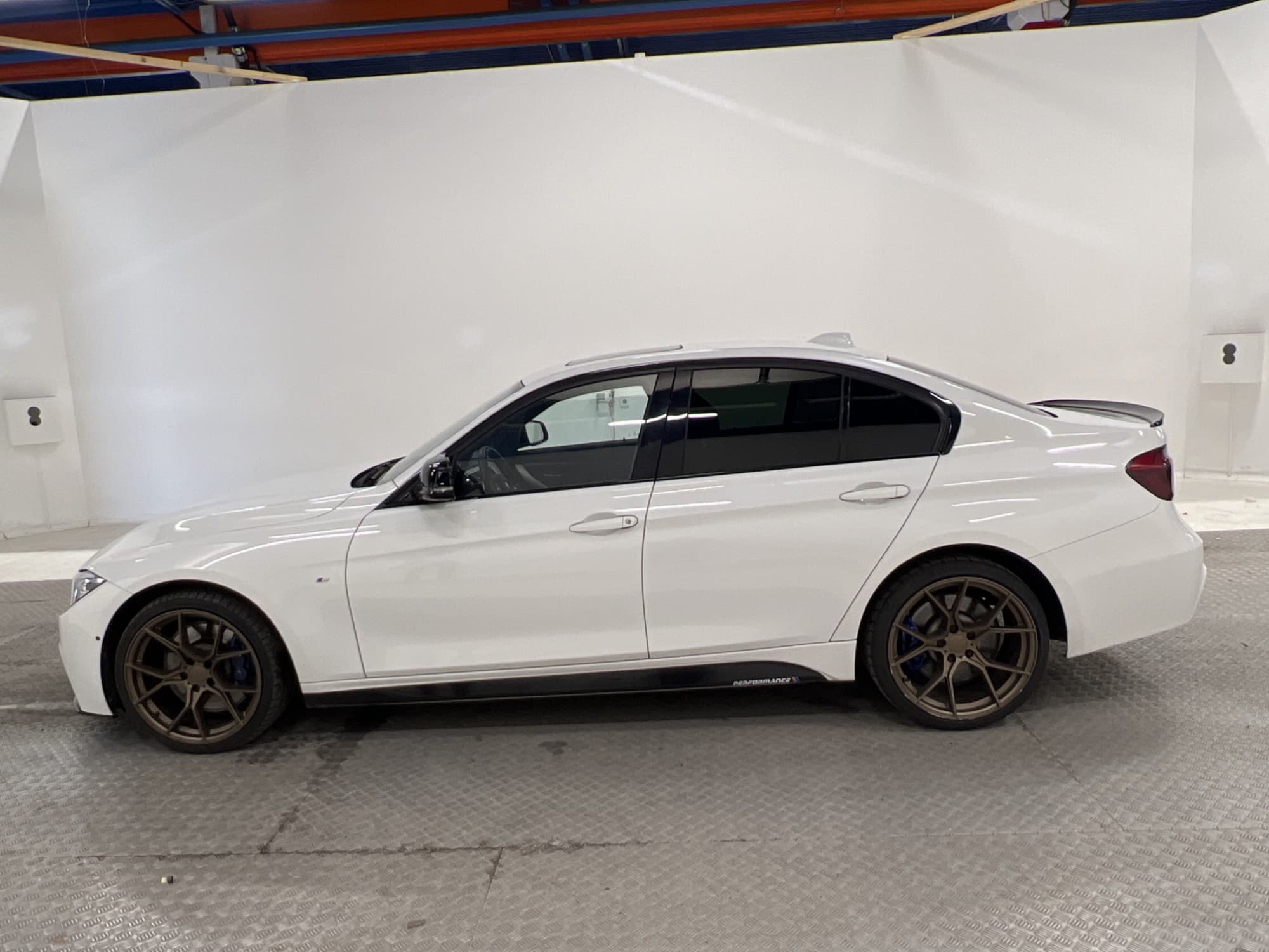 BMW 330i xDrive 252hk 