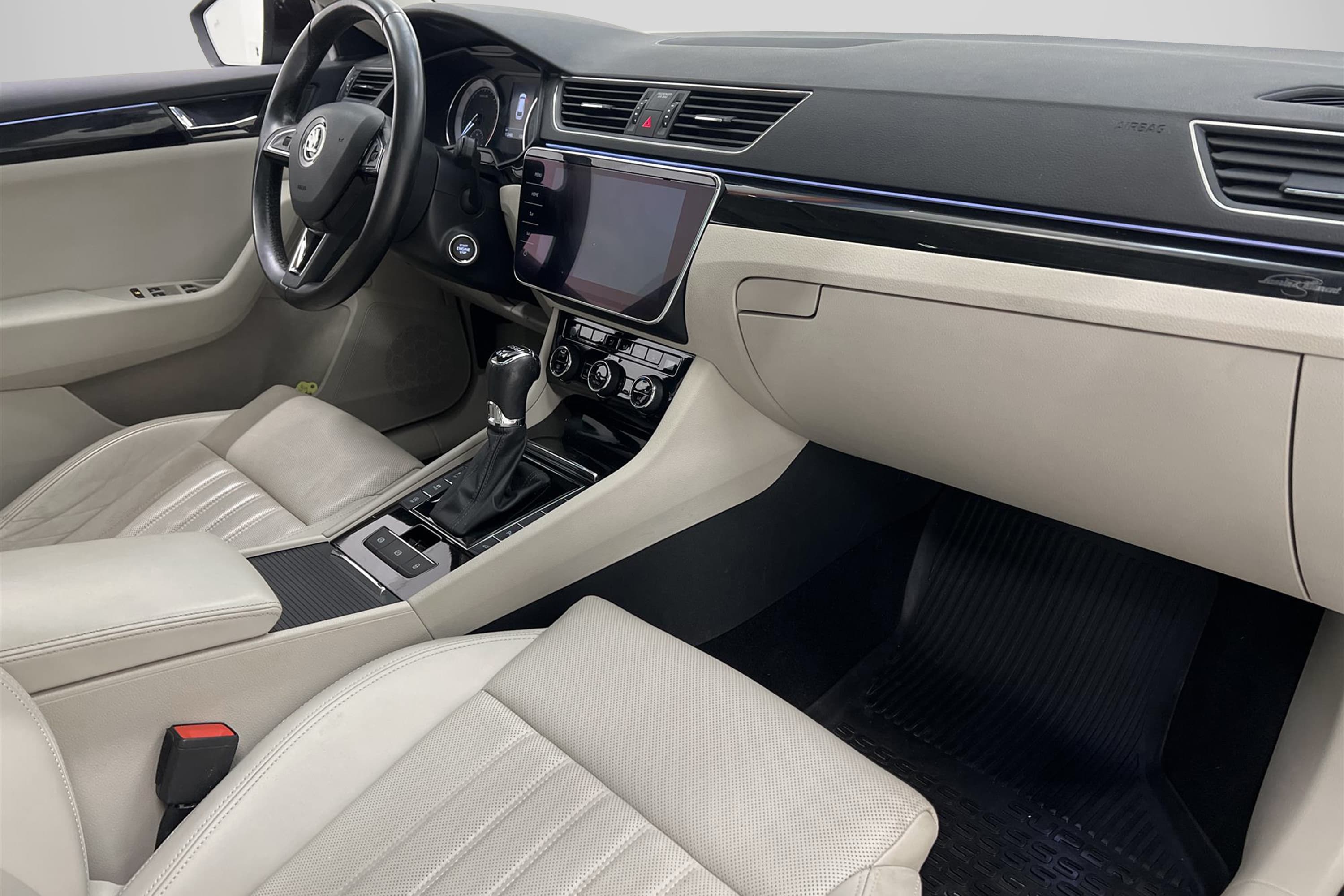 Skoda Superb Kombi 2.0 TDI 4x4 190hk L&K Värmare Pano Drag