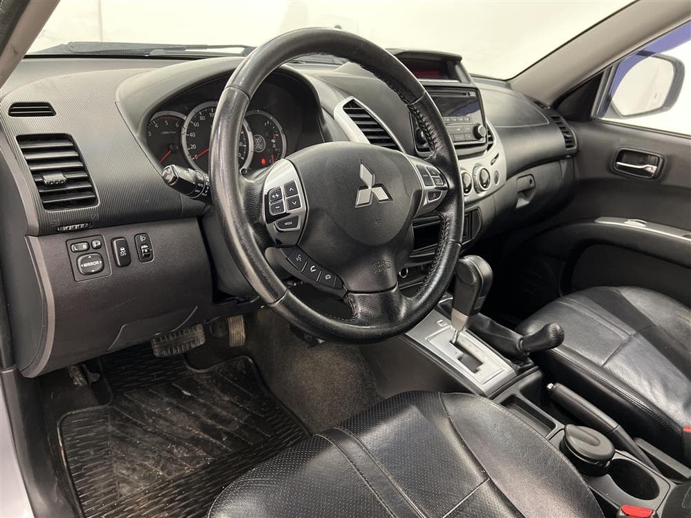 Mitsubishi L200 2.5 DI-D Aut 178hk Drag Kåpa interiör