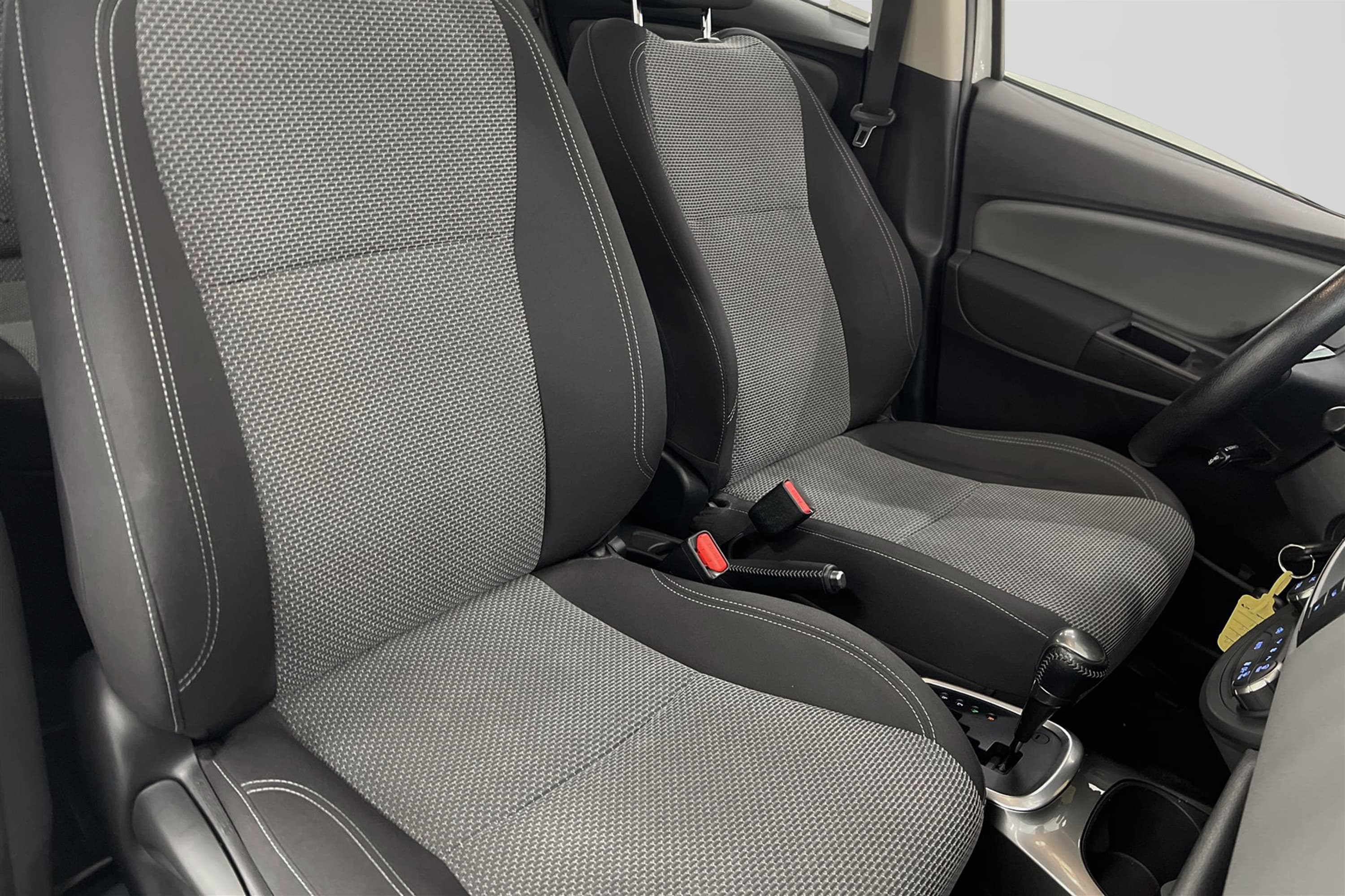 Toyota Yaris Hybrid e-CVT 101hk 2 Brukare B-Kam 360kr Skatt
