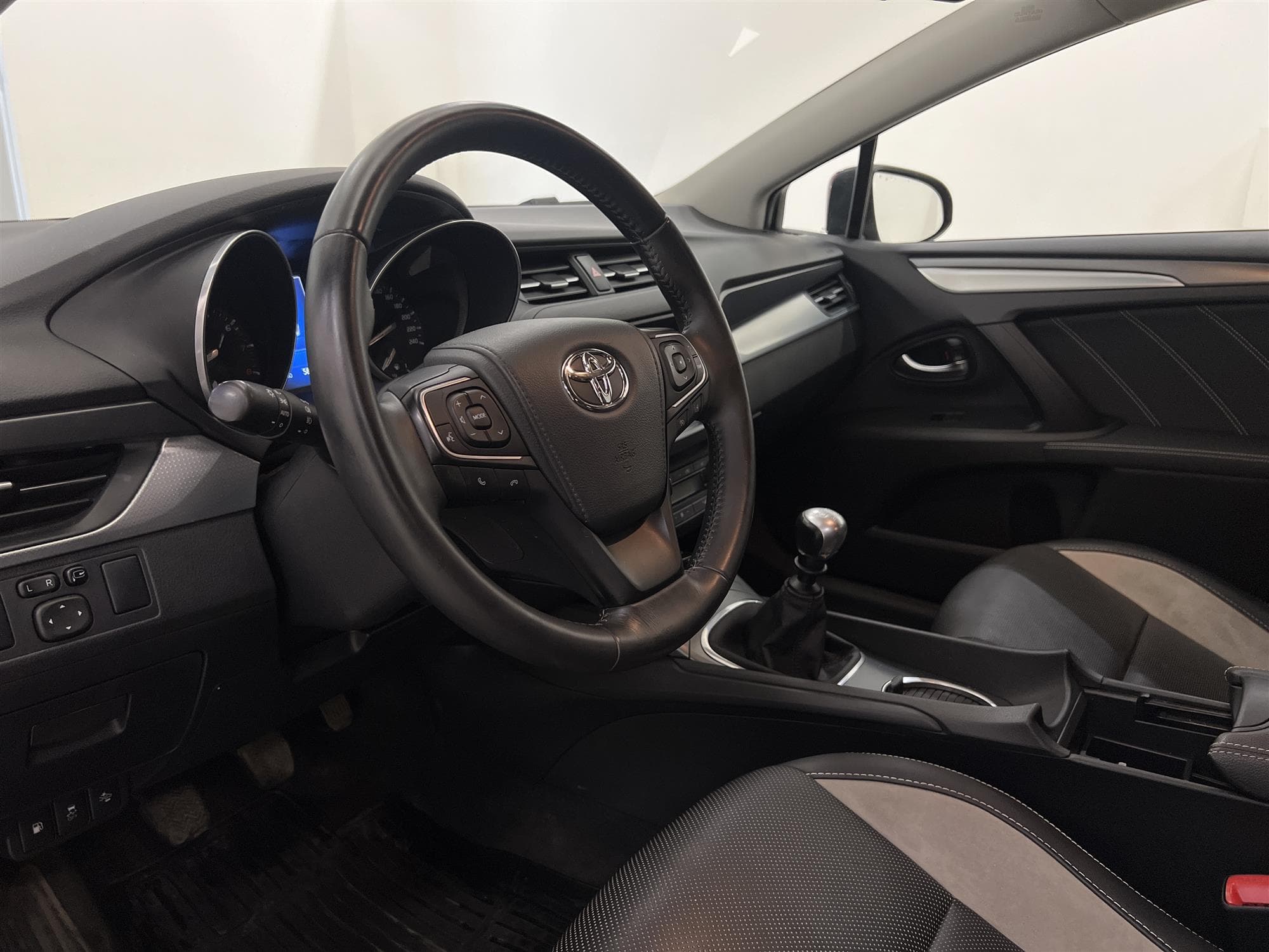 Toyota Avensis 1.8 147hk Skinn Backkamera 1 Brukare  