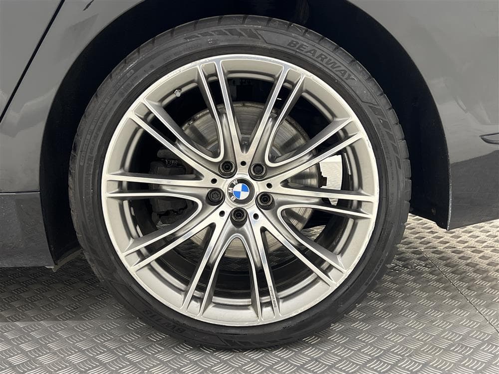 BMW 730d xDrive 265hk D-värm Skinn HiFi Navi Luftfjädringinteriör