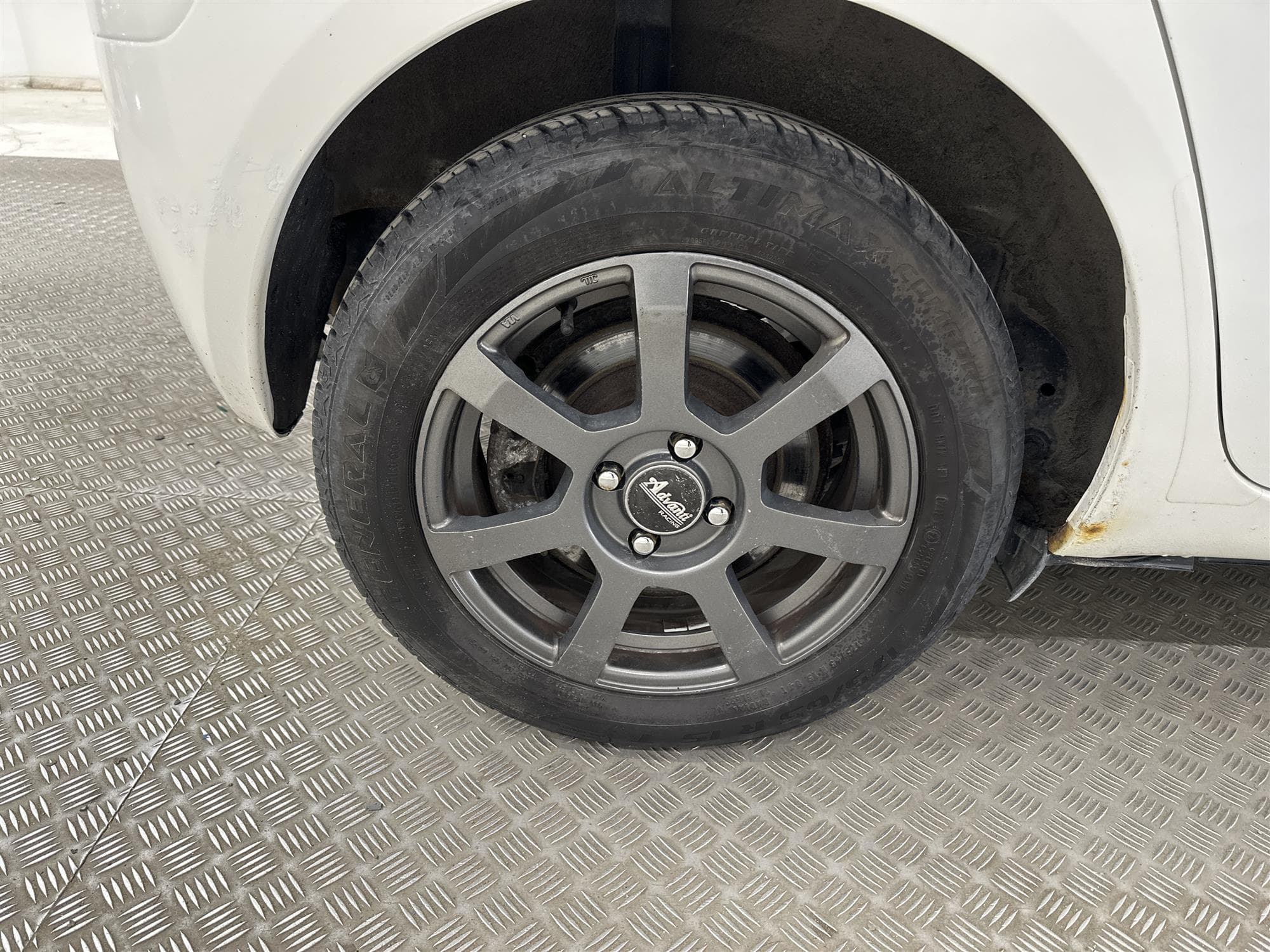 Toyota Yaris 1.33 VVT-i 99hk 558kr Skatt Nyservad 0,46L/mil