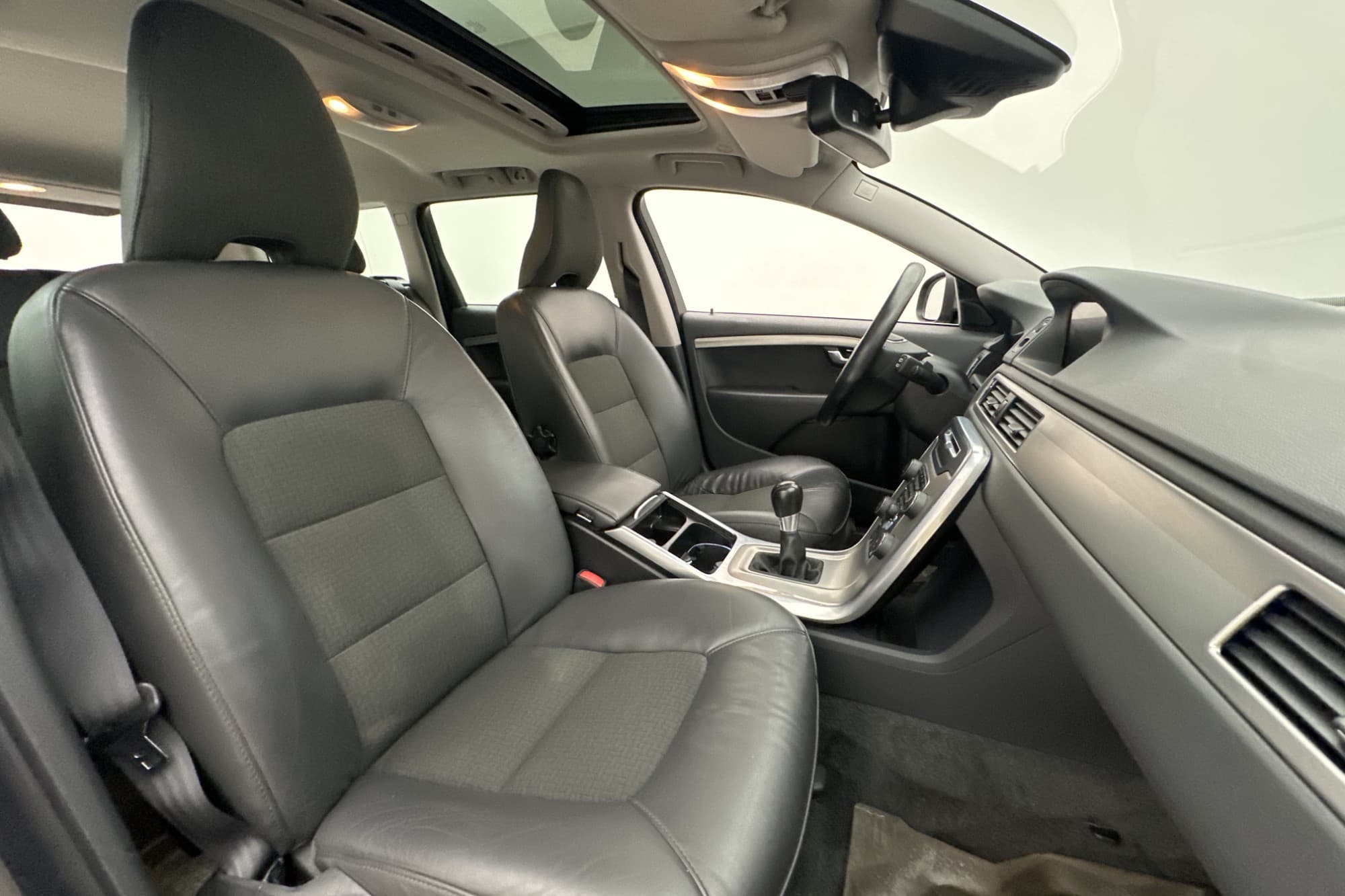 Volvo V70 D3 Momentum Taklucka VOC Värmare Navi P-Sensorer