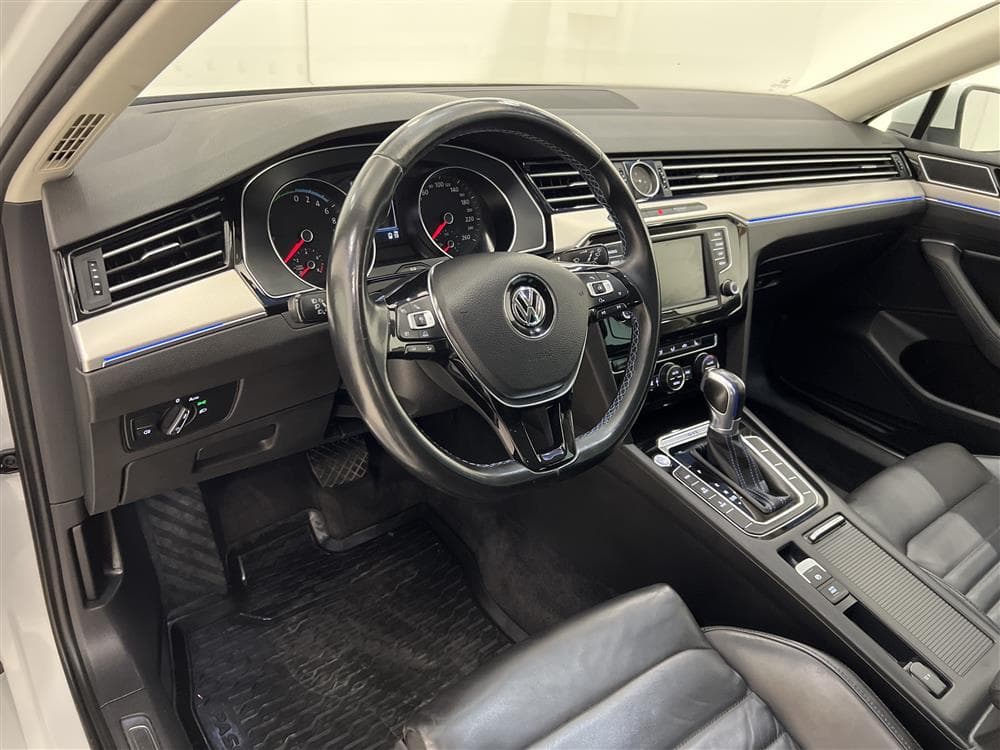 Volkswagen Passat GTE 218hk Executive Business Drag Skinninteriör