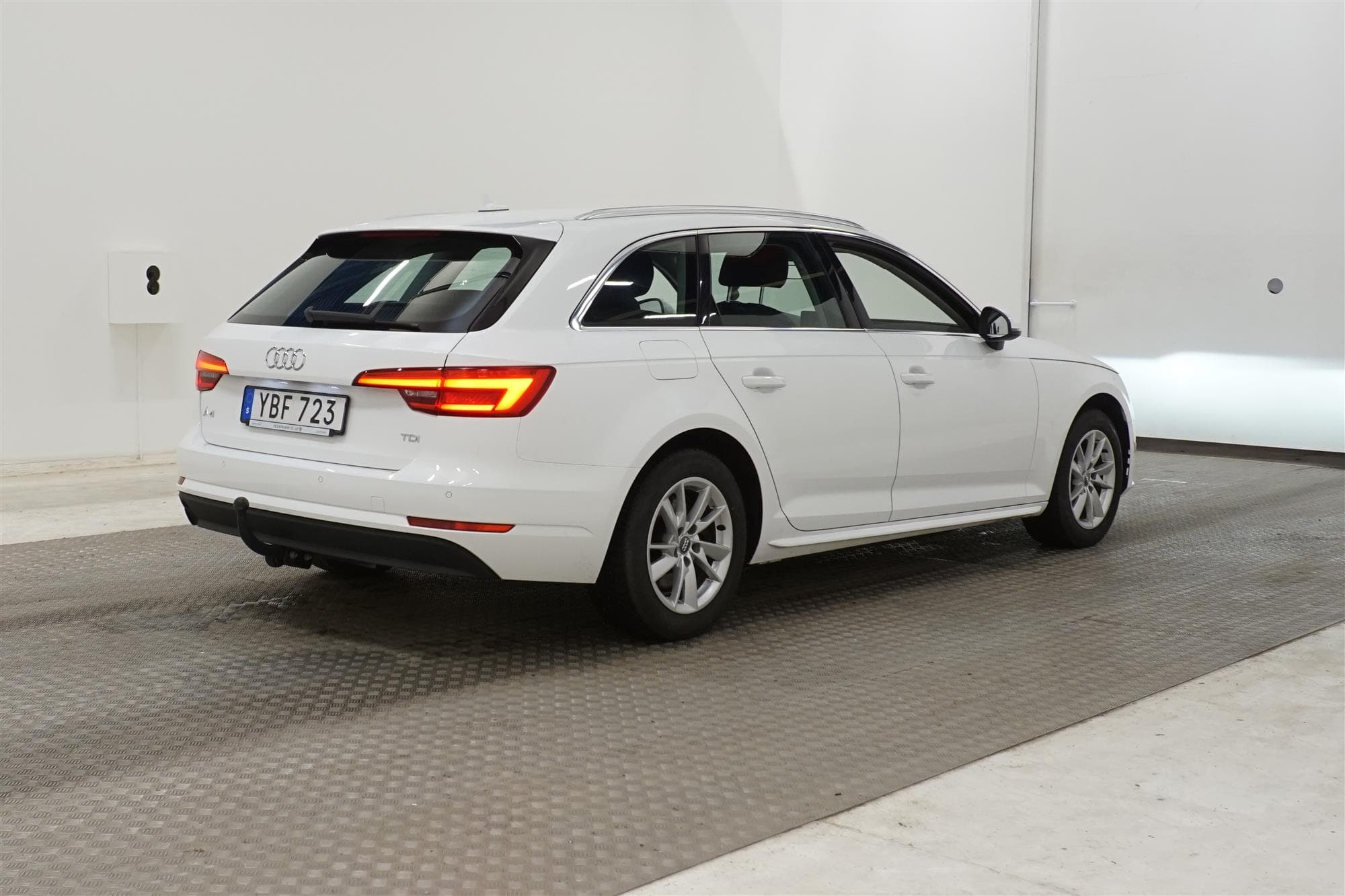 Audi A4 Avant 2.0 TDI S Tronic 150hk M-Värm Navi Dragkrok