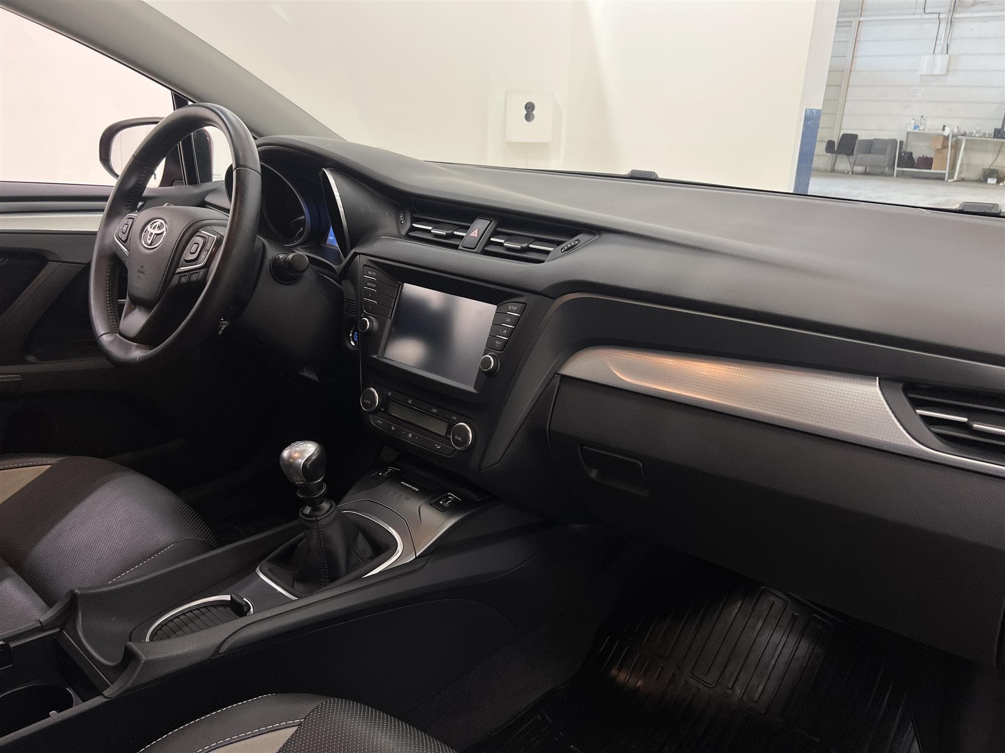 Toyota Avensis 1.8 147hk Skinn Backkamera 1 Brukare  
